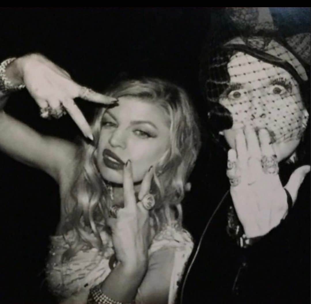 B. Akerlundのインスタグラム：「Happy B-day 💥💥💥@fergie ❤️ U xxx」