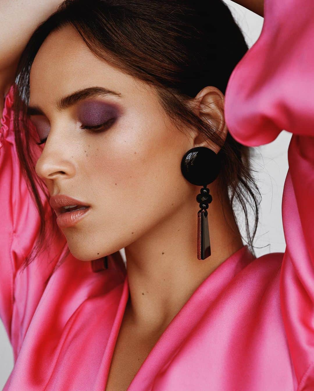 エイドイア・アージョナのインスタグラム：「A sophisticated pop of color. EYE TINT liquid eyeshadows are ultra-pigmented and always luminous, with 24-hour wear. Armani beauty face @adriaarjona wears EYE TINT in mahogany shade 56 and bronze shade 11 for a sultry smokey eye.   Credit: @alasdairmclellan @koichirodoi  #Armanibeauty #AdriaArjona #EyeTint #Eyeshadow #Makeup」