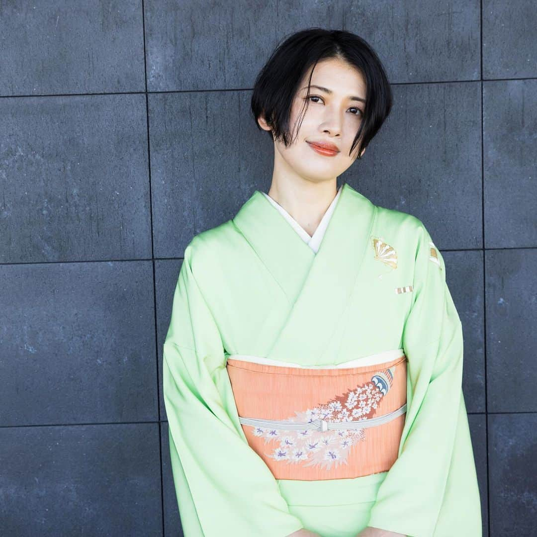 岡田育さんのインスタグラム写真 - (岡田育Instagram)「🌸👘🗼 Appeared on “Kimonoto” with long interview articles and a special photo shoot at Tokyo Tower!   https://www.kimonoichiba.com/media/column/939/ #authorslife #ikuokada #👘🔰 #kimonophotoshoot  #kimonofashion  #kimonostyle #kimonomodel  #tokyotower🗼  #becomingobasan #我はおばさん   インタビュー後編も更新されました！ 被写体になるの楽かったな、おかげさまで別人28号、明日からまた普通の女の子に戻ります。笑 #japanesekimono  #japanesetraditional  #kimonogirl #着物が好き  #付け下げ #付下げ #付下  #春の着物 #着物でお出かけ   === ⁡ 文筆家 #岡田育 さん @okadaic ⁡ インタビュー後編 ⁡ ✨きものと【new!】 着物でつなぐ”斜めのシスターフッド” https://www.kimonoichiba.com/media/column/939/ ⁡ 数々の著作を執筆し女性の共感を呼んでいる文筆家・岡田育さん。 インタビュー後編では、著書で語られている”斜めのシスターフッド”と着物についてお話をお伺いします。 ⁡ → @kimonoichiba よりどうぞ！ ⁡ 薬真寺 香さんの着物スタイリング連載第5弾！ @___mameka_ ⁡ 文章 @greenery_aoba 撮影 @minami.camera ⁡ 撮影協力 「東京タワーで、あいましょう。」計画 @tta_keikaku ⁡ 特別協力 株式会社TOKYO TOWER @tokyotower_official ⁡ #東京タワー #きものと #きもの #きものコーディネート #着物 #着物コーディネート #京都きもの市場」3月29日 1時53分 - okadaic