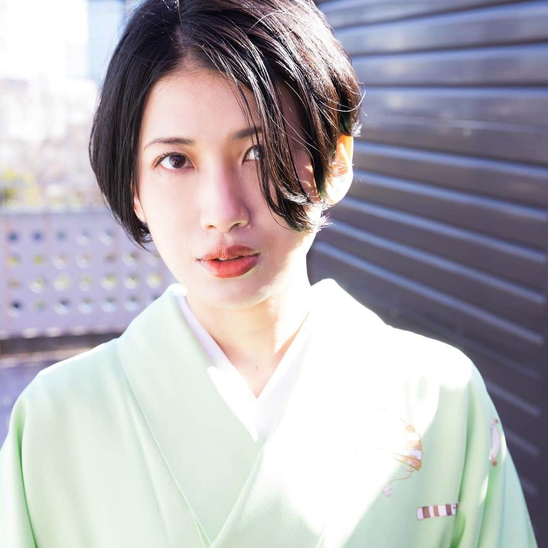 岡田育さんのインスタグラム写真 - (岡田育Instagram)「🌸👘🗼 Appeared on “Kimonoto” with long interview articles and a special photo shoot at Tokyo Tower!   https://www.kimonoichiba.com/media/column/939/ #authorslife #ikuokada #👘🔰 #kimonophotoshoot  #kimonofashion  #kimonostyle #kimonomodel  #tokyotower🗼  #becomingobasan #我はおばさん   インタビュー後編も更新されました！ 被写体になるの楽かったな、おかげさまで別人28号、明日からまた普通の女の子に戻ります。笑 #japanesekimono  #japanesetraditional  #kimonogirl #着物が好き  #付け下げ #付下げ #付下  #春の着物 #着物でお出かけ   === ⁡ 文筆家 #岡田育 さん @okadaic ⁡ インタビュー後編 ⁡ ✨きものと【new!】 着物でつなぐ”斜めのシスターフッド” https://www.kimonoichiba.com/media/column/939/ ⁡ 数々の著作を執筆し女性の共感を呼んでいる文筆家・岡田育さん。 インタビュー後編では、著書で語られている”斜めのシスターフッド”と着物についてお話をお伺いします。 ⁡ → @kimonoichiba よりどうぞ！ ⁡ 薬真寺 香さんの着物スタイリング連載第5弾！ @___mameka_ ⁡ 文章 @greenery_aoba 撮影 @minami.camera ⁡ 撮影協力 「東京タワーで、あいましょう。」計画 @tta_keikaku ⁡ 特別協力 株式会社TOKYO TOWER @tokyotower_official ⁡ #東京タワー #きものと #きもの #きものコーディネート #着物 #着物コーディネート #京都きもの市場」3月29日 1時53分 - okadaic