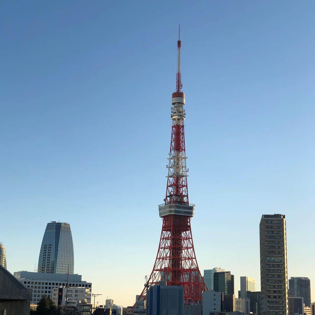 岡田育さんのインスタグラム写真 - (岡田育Instagram)「🌸👘🗼 Appeared on “Kimonoto” with long interview articles and a special photo shoot at Tokyo Tower!   https://www.kimonoichiba.com/media/column/939/ #authorslife #ikuokada #👘🔰 #kimonophotoshoot  #kimonofashion  #kimonostyle #kimonomodel  #tokyotower🗼  #becomingobasan #我はおばさん   インタビュー後編も更新されました！ 被写体になるの楽かったな、おかげさまで別人28号、明日からまた普通の女の子に戻ります。笑 #japanesekimono  #japanesetraditional  #kimonogirl #着物が好き  #付け下げ #付下げ #付下  #春の着物 #着物でお出かけ   === ⁡ 文筆家 #岡田育 さん @okadaic ⁡ インタビュー後編 ⁡ ✨きものと【new!】 着物でつなぐ”斜めのシスターフッド” https://www.kimonoichiba.com/media/column/939/ ⁡ 数々の著作を執筆し女性の共感を呼んでいる文筆家・岡田育さん。 インタビュー後編では、著書で語られている”斜めのシスターフッド”と着物についてお話をお伺いします。 ⁡ → @kimonoichiba よりどうぞ！ ⁡ 薬真寺 香さんの着物スタイリング連載第5弾！ @___mameka_ ⁡ 文章 @greenery_aoba 撮影 @minami.camera ⁡ 撮影協力 「東京タワーで、あいましょう。」計画 @tta_keikaku ⁡ 特別協力 株式会社TOKYO TOWER @tokyotower_official ⁡ #東京タワー #きものと #きもの #きものコーディネート #着物 #着物コーディネート #京都きもの市場」3月29日 1時53分 - okadaic