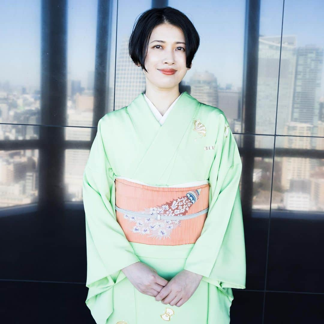 岡田育さんのインスタグラム写真 - (岡田育Instagram)「🌸👘🗼 Appeared on “Kimonoto” with long interview articles and a special photo shoot at Tokyo Tower!   https://www.kimonoichiba.com/media/column/939/ #authorslife #ikuokada #👘🔰 #kimonophotoshoot  #kimonofashion  #kimonostyle #kimonomodel  #tokyotower🗼  #becomingobasan #我はおばさん   インタビュー後編も更新されました！ 被写体になるの楽かったな、おかげさまで別人28号、明日からまた普通の女の子に戻ります。笑 #japanesekimono  #japanesetraditional  #kimonogirl #着物が好き  #付け下げ #付下げ #付下  #春の着物 #着物でお出かけ   === ⁡ 文筆家 #岡田育 さん @okadaic ⁡ インタビュー後編 ⁡ ✨きものと【new!】 着物でつなぐ”斜めのシスターフッド” https://www.kimonoichiba.com/media/column/939/ ⁡ 数々の著作を執筆し女性の共感を呼んでいる文筆家・岡田育さん。 インタビュー後編では、著書で語られている”斜めのシスターフッド”と着物についてお話をお伺いします。 ⁡ → @kimonoichiba よりどうぞ！ ⁡ 薬真寺 香さんの着物スタイリング連載第5弾！ @___mameka_ ⁡ 文章 @greenery_aoba 撮影 @minami.camera ⁡ 撮影協力 「東京タワーで、あいましょう。」計画 @tta_keikaku ⁡ 特別協力 株式会社TOKYO TOWER @tokyotower_official ⁡ #東京タワー #きものと #きもの #きものコーディネート #着物 #着物コーディネート #京都きもの市場」3月29日 1時53分 - okadaic