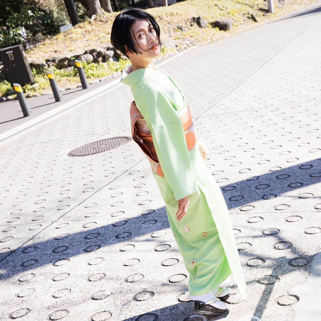 岡田育さんのインスタグラム写真 - (岡田育Instagram)「🌸👘🗼 Appeared on “Kimonoto” with long interview articles and a special photo shoot at Tokyo Tower!   https://www.kimonoichiba.com/media/column/939/ #authorslife #ikuokada #👘🔰 #kimonophotoshoot  #kimonofashion  #kimonostyle #kimonomodel  #tokyotower🗼  #becomingobasan #我はおばさん   インタビュー後編も更新されました！ 被写体になるの楽かったな、おかげさまで別人28号、明日からまた普通の女の子に戻ります。笑 #japanesekimono  #japanesetraditional  #kimonogirl #着物が好き  #付け下げ #付下げ #付下  #春の着物 #着物でお出かけ   === ⁡ 文筆家 #岡田育 さん @okadaic ⁡ インタビュー後編 ⁡ ✨きものと【new!】 着物でつなぐ”斜めのシスターフッド” https://www.kimonoichiba.com/media/column/939/ ⁡ 数々の著作を執筆し女性の共感を呼んでいる文筆家・岡田育さん。 インタビュー後編では、著書で語られている”斜めのシスターフッド”と着物についてお話をお伺いします。 ⁡ → @kimonoichiba よりどうぞ！ ⁡ 薬真寺 香さんの着物スタイリング連載第5弾！ @___mameka_ ⁡ 文章 @greenery_aoba 撮影 @minami.camera ⁡ 撮影協力 「東京タワーで、あいましょう。」計画 @tta_keikaku ⁡ 特別協力 株式会社TOKYO TOWER @tokyotower_official ⁡ #東京タワー #きものと #きもの #きものコーディネート #着物 #着物コーディネート #京都きもの市場」3月29日 1時53分 - okadaic