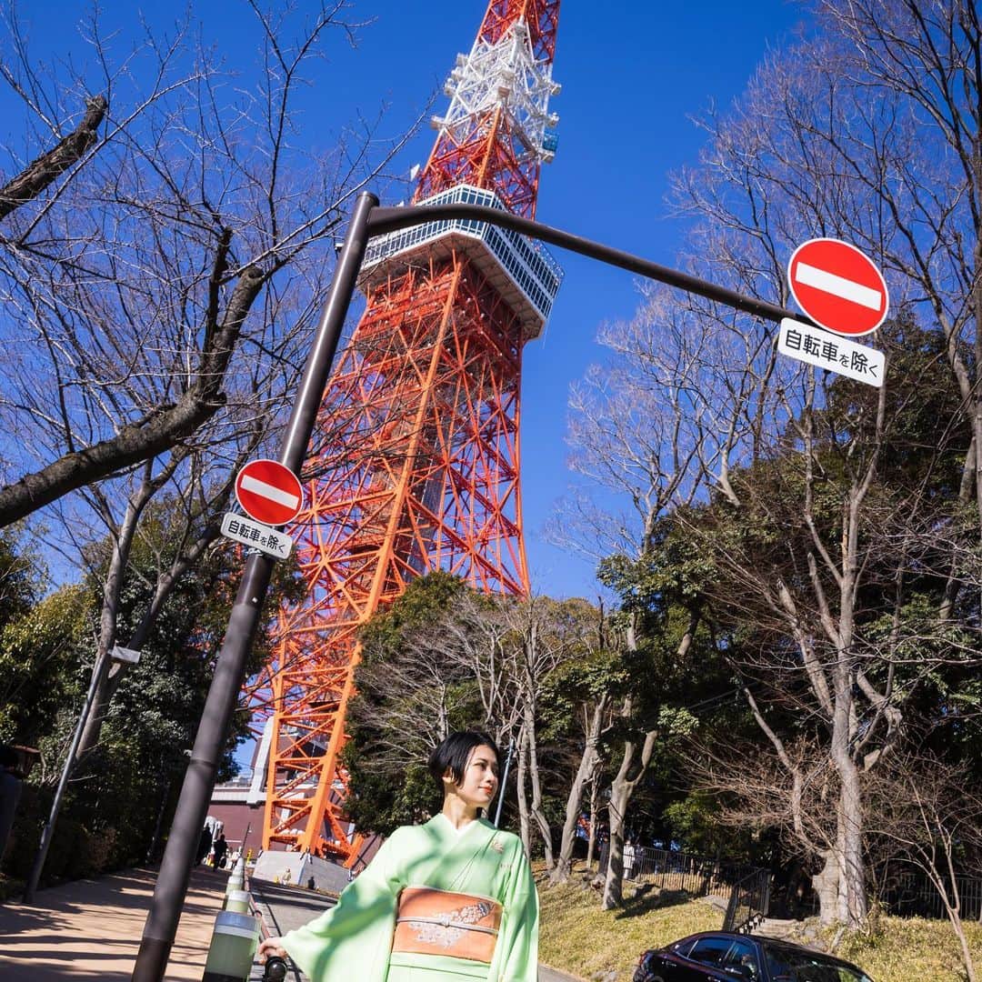 岡田育さんのインスタグラム写真 - (岡田育Instagram)「🌸👘🗼 Appeared on “Kimonoto” with long interview articles and a special photo shoot at Tokyo Tower!   https://www.kimonoichiba.com/media/column/939/ #authorslife #ikuokada #👘🔰 #kimonophotoshoot  #kimonofashion  #kimonostyle #kimonomodel  #tokyotower🗼  #becomingobasan #我はおばさん   インタビュー後編も更新されました！ 被写体になるの楽かったな、おかげさまで別人28号、明日からまた普通の女の子に戻ります。笑 #japanesekimono  #japanesetraditional  #kimonogirl #着物が好き  #付け下げ #付下げ #付下  #春の着物 #着物でお出かけ   === ⁡ 文筆家 #岡田育 さん @okadaic ⁡ インタビュー後編 ⁡ ✨きものと【new!】 着物でつなぐ”斜めのシスターフッド” https://www.kimonoichiba.com/media/column/939/ ⁡ 数々の著作を執筆し女性の共感を呼んでいる文筆家・岡田育さん。 インタビュー後編では、著書で語られている”斜めのシスターフッド”と着物についてお話をお伺いします。 ⁡ → @kimonoichiba よりどうぞ！ ⁡ 薬真寺 香さんの着物スタイリング連載第5弾！ @___mameka_ ⁡ 文章 @greenery_aoba 撮影 @minami.camera ⁡ 撮影協力 「東京タワーで、あいましょう。」計画 @tta_keikaku ⁡ 特別協力 株式会社TOKYO TOWER @tokyotower_official ⁡ #東京タワー #きものと #きもの #きものコーディネート #着物 #着物コーディネート #京都きもの市場」3月29日 1時53分 - okadaic