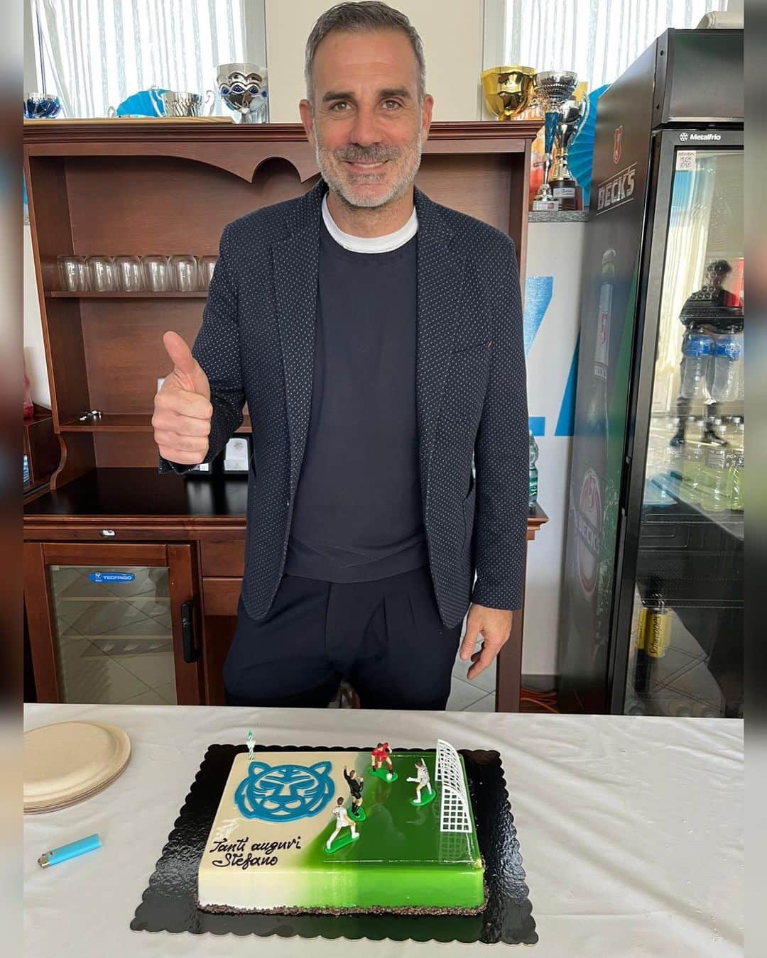ステファノ・ソレンティーノのインスタグラム：「La torta giusta, per il Pres giusto! 🍰🤩 Tanti auguri presidente! 🎉🥳  #IoSonoDelChieri🤍💙」