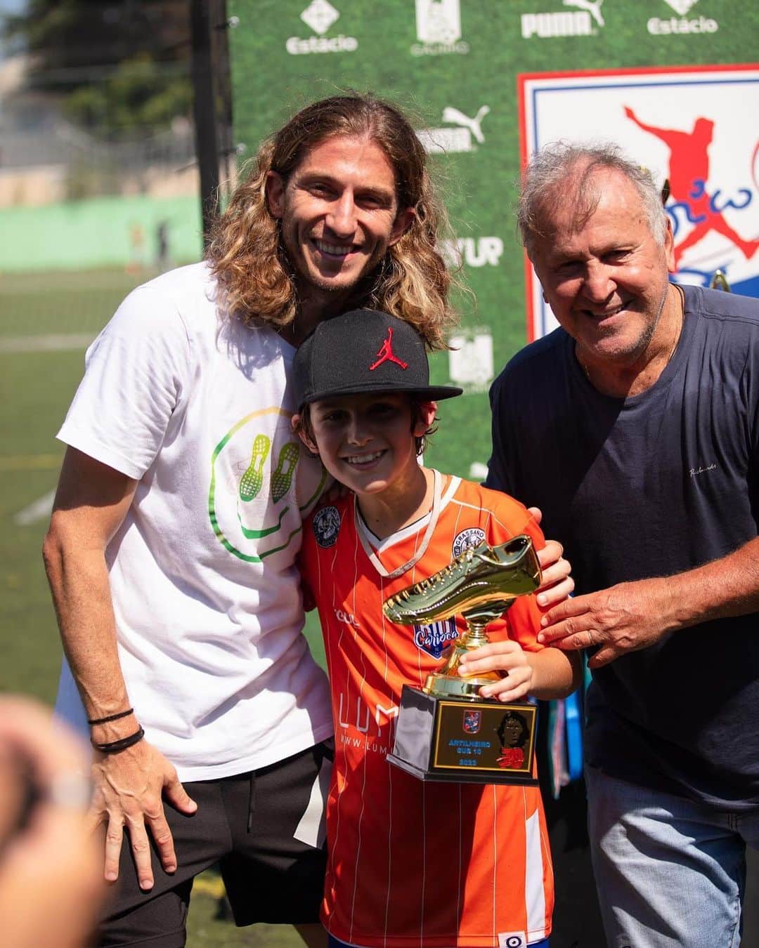 フィリペ・ルイスのインスタグラム：「O Futebol é incrível! O esporte é incrível. Nos proporciona momentos inesquecíveis, fazemos amizades, rimos, choramos, nos abraçamos, e o principal, nos melhora como pessoa.  Não importa o nível, o futebol proporciona os mesmos sentimentos, bem seja no amador, no profissional, ou na mais alta excelência. São as mesmas sensações.  Esse final de semana, me emocionei vendo meu filho jogar, sendo companheiro, sendo dedicado, sendo respeitoso e leal.  Isso é o maior troféu que um pai pode receber.  E isso só foi possível graças ao nosso maior ídolo, que podendo fazer qualquer outra coisa, resolve tirar um tempo, e dedica seu domingo para ficar atendendo aos fãs e a toda criançada que jogou, então meu agradecimento especial vai para você @zico , que mesmo sendo o MAIOR DA HISTÓRIA DO FLAMENGO, e um dos maiores da história do futebol, você é carinhoso com todos, humilde e deixa seu verdadeiro legado pra toda essa criançada. Obrigado ÍDOLO.」