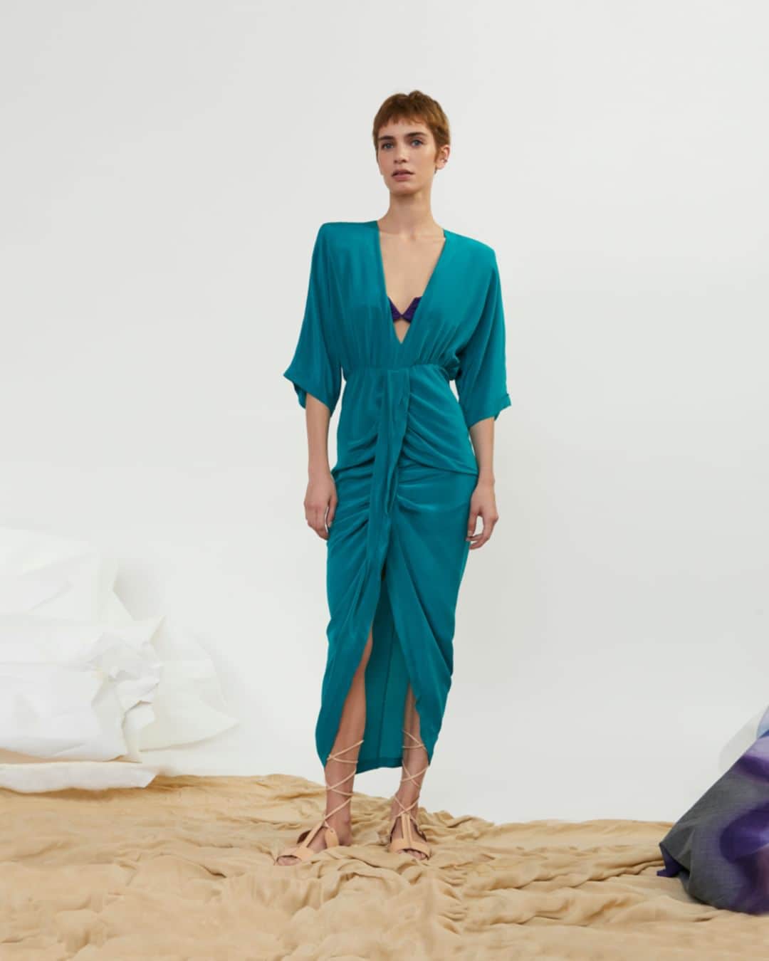 ヴァランティンゴティエのインスタグラム：「HELIOTROPE - Printemps été 2023 L’évocation d’une île  Norte iconique robe Levant produite cet été en 100% soie. Disponible en trois couleurs, Atlantis, Deep Rose et Argile.  #valentinegauthier #ss23 #sustainablefashion #parsianstyle」