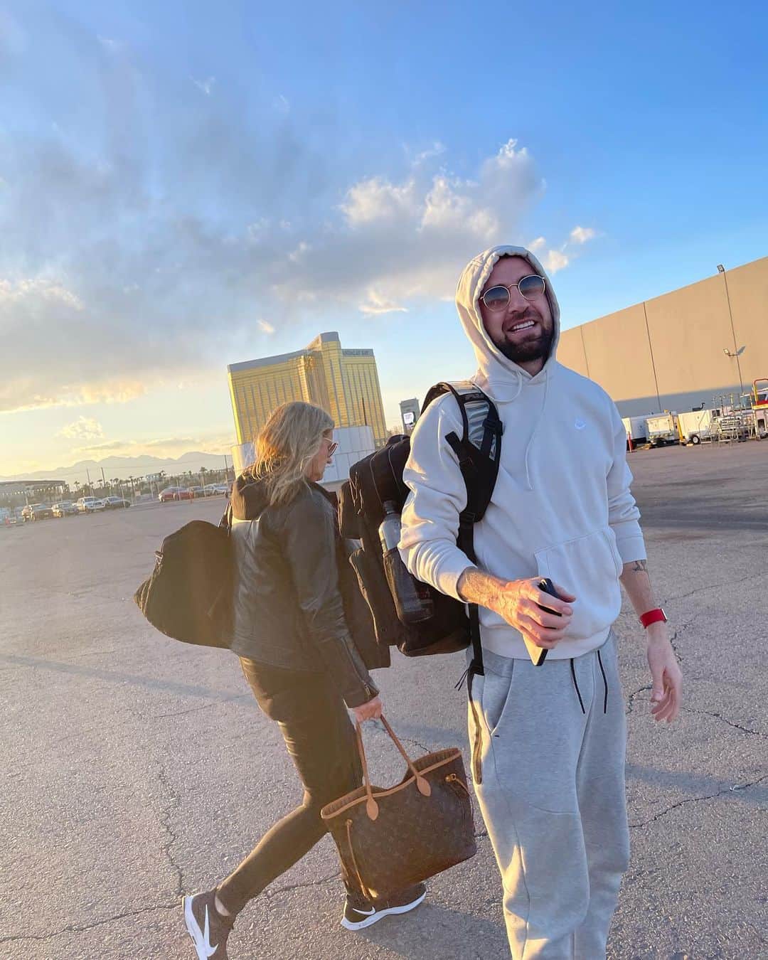 クリス・ファフのインスタグラム：「Quick trip to Vegas to visit the @werenotreallystrangers fulfillment center 🙌🏻🙏🏼📈」