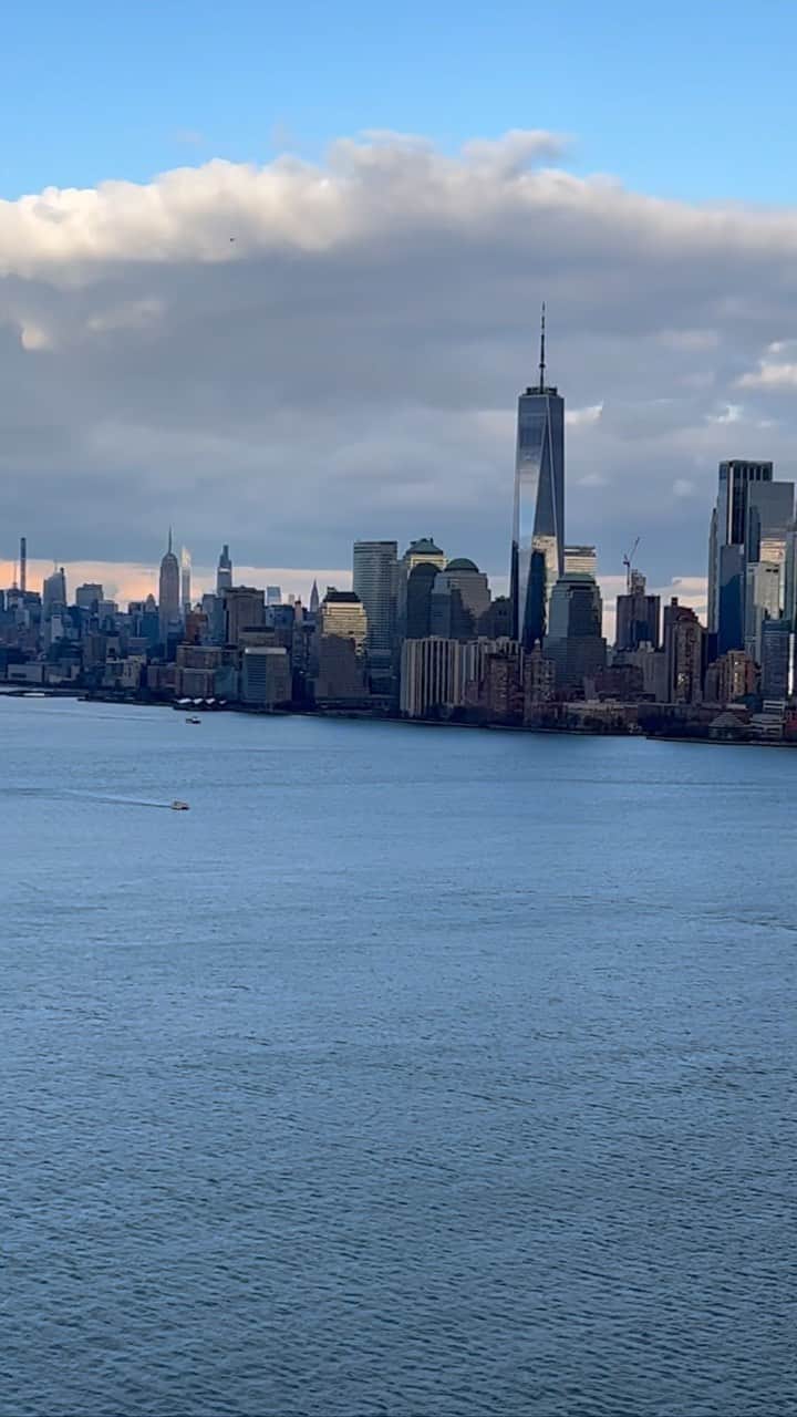 nyonairのインスタグラム：「Tag who you’re flying with! 🚁✨   #reels #reelsinstagram #nyc #newyorkcity」