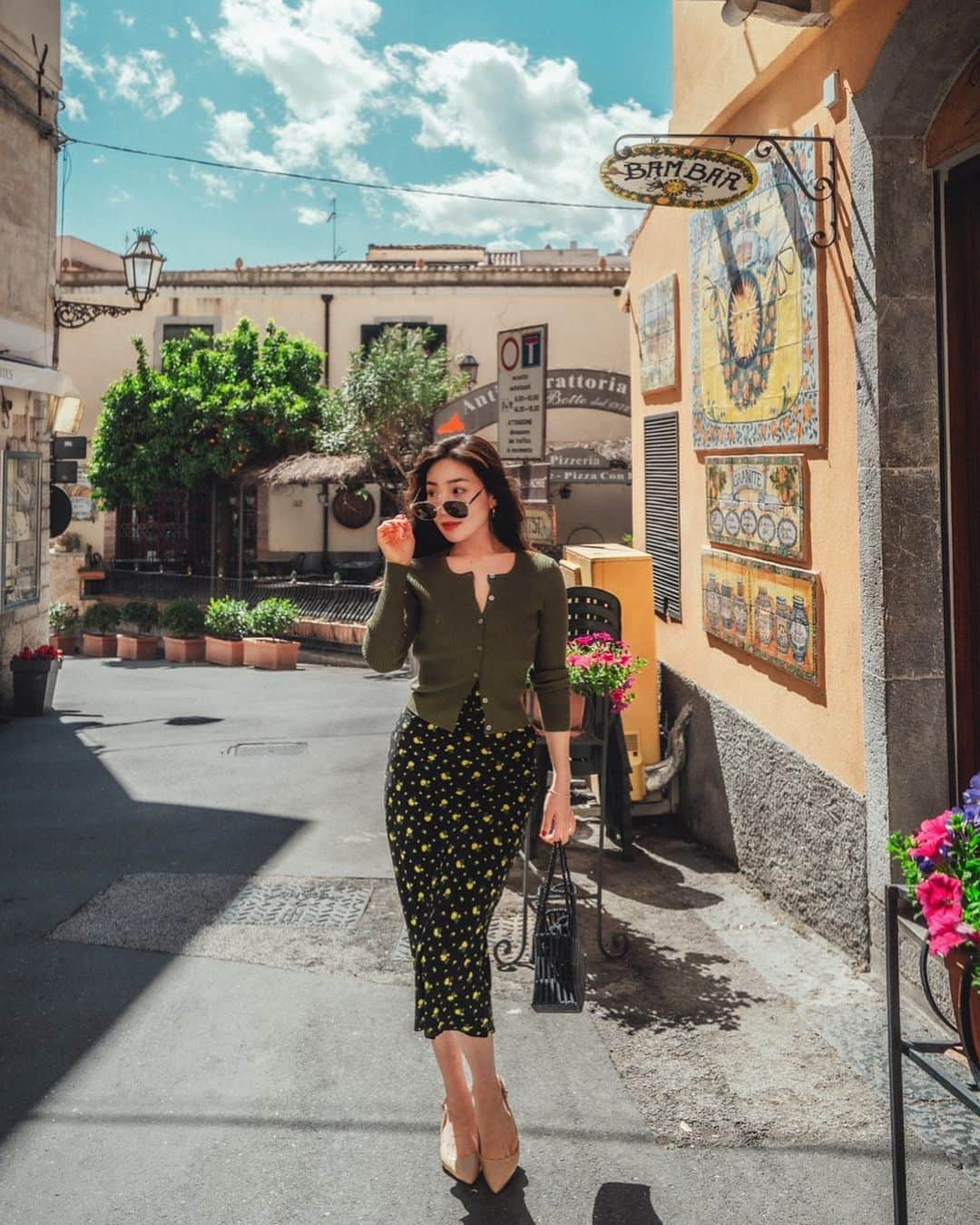 チェ・ヒソのインスタグラム：「빰빠라밤🧳 Siamo arrivati a Taormina!   #타오르미나 #시칠리아 #여행사진 #길거리스냅 #인물사진 #스냅사진 #인물스냅 #감성사진 #필름감성 #개인화보 #sicily #taormina #italy #streetsnap #streetphotography #travelphotography #snapshot #fashion #ストリートスナップ #スナップ #人像攝影   #ポトレのセカイ #leicaphotography #cinematicmodeon #indy_photolife #portrait_mood #potd #leicaq2   #데일리희서 #최희서 @bhood_s」