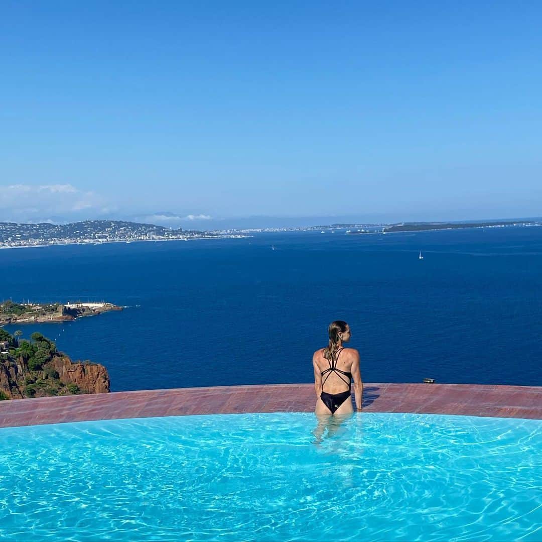 のインスタグラム：「💦 AMBASSADRICE Région SUD ☀️ •  Très honorée de devenir Ambassadrice de @maregionsud & ainsi pouvoir la faire rayonner. 💙 Je suis d’ici. Mes enfants sont né ici Mon entreprise est ici Ma vie est ici  Et j’en fais profiter partout dans le monde …  Avé l’accent 😉  #jeviensdusud #maregionsud #regionaud #cacestlesud #lesoleilseleveausud ❤️💛  Merci @maregionsud Provence Alpes côte d’Azur.  🌊 ☀️🌱🐠🌍」