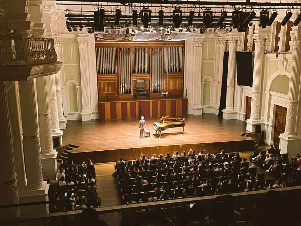 福間洸太朗さんのインスタグラム写真 - (福間洸太朗Instagram)「Thank you Singapore,  the Bechstein Music World and the audience!  Last Friday I gave a recital in the full house of the Victoria Concert Hall in Singapore. What a wonderful experience it was!   Photo 9: with Mr.Ralf Dewor (CEO of C.Bechstein AG) and Mr.Masato Kato (CEO of Bechstein Japan / piano technician)   🇸🇬ヴィクトリア・コンサートホールでのリサイタル、素晴らしい音響とピアノにも助けられ、満席の聴衆の前で心地よく弾かせていただきました。このシリーズの同ホールでの演奏会はコロナのため3年ちょっとぶりの開催だったようです。  この演奏会はシンガポールのベヒシュタイン・ミュージック・ワールドが主催でしたが、ドイツや日本のベヒシュタインの社長もお見えになり(加藤正人さんとはピアノ調律でご一緒したのは初めてでした！)、大変光栄な機会となりました。  応援してくださった皆様に感謝申し上げます。  #Singapore #VictoriaConcertHall #Bechstein #piano #musicianslife #シンガポール #ヴィクトリアコンサートホール #ベヒシュタイン #ピアノ #ピアノリサイタル」3月29日 2時09分 - kotarofsky