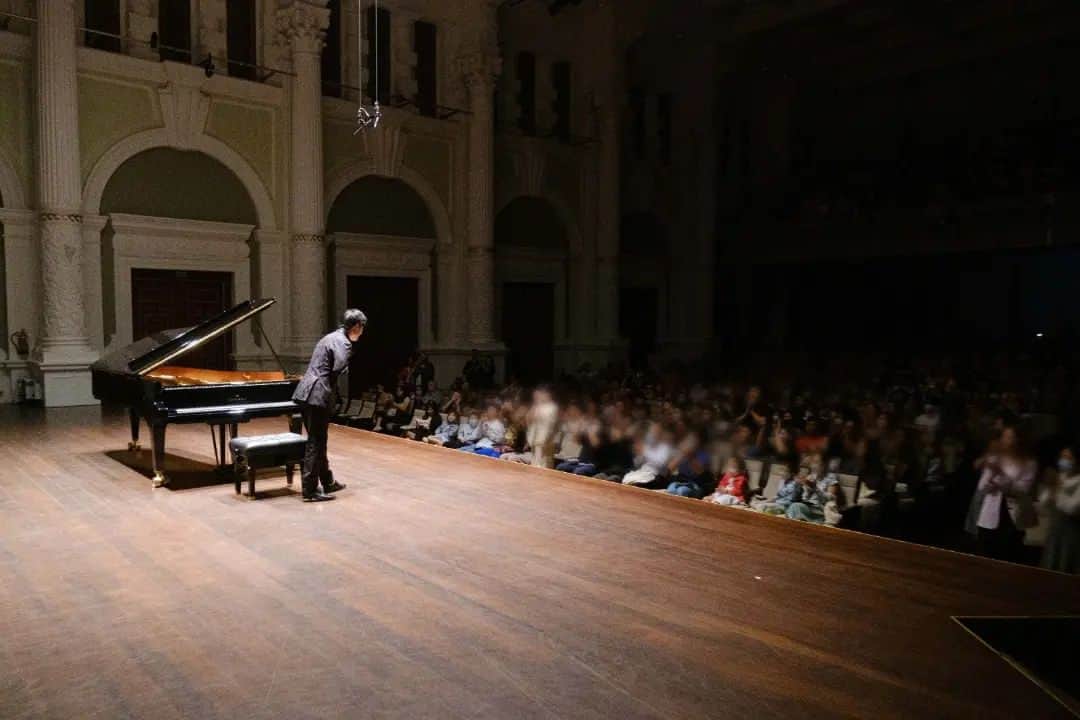 福間洸太朗のインスタグラム：「Thank you Singapore,  the Bechstein Music World and the audience!  Last Friday I gave a recital in the full house of the Victoria Concert Hall in Singapore. What a wonderful experience it was!   Photo 9: with Mr.Ralf Dewor (CEO of C.Bechstein AG) and Mr.Masato Kato (CEO of Bechstein Japan / piano technician)   🇸🇬ヴィクトリア・コンサートホールでのリサイタル、素晴らしい音響とピアノにも助けられ、満席の聴衆の前で心地よく弾かせていただきました。このシリーズの同ホールでの演奏会はコロナのため3年ちょっとぶりの開催だったようです。  この演奏会はシンガポールのベヒシュタイン・ミュージック・ワールドが主催でしたが、ドイツや日本のベヒシュタインの社長もお見えになり(加藤正人さんとはピアノ調律でご一緒したのは初めてでした！)、大変光栄な機会となりました。  応援してくださった皆様に感謝申し上げます。  #Singapore #VictoriaConcertHall #Bechstein #piano #musicianslife #シンガポール #ヴィクトリアコンサートホール #ベヒシュタイン #ピアノ #ピアノリサイタル」