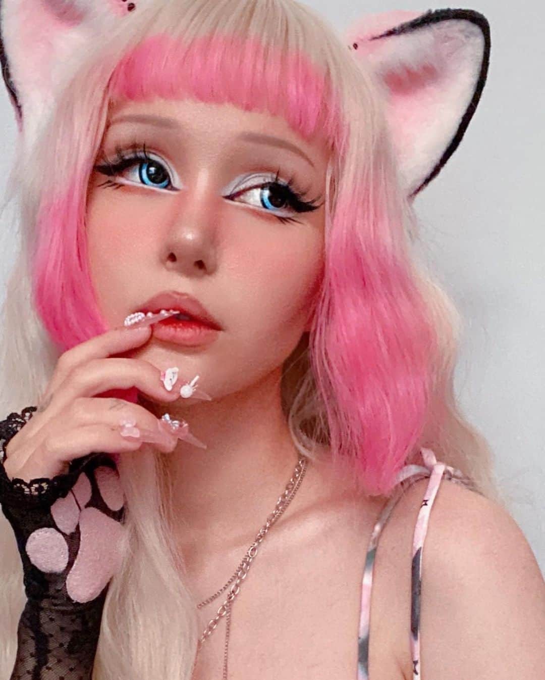 アナスタシア・スファギナさんのインスタグラム写真 - (アナスタシア・スファギナInstagram)「🐈‍⬛ Cat ears and gloves: @catzoclub  Corset: @cfierce_official  Lenses: @pinkyparadisedotcom  hair, makeup, nails: me 💁🏼‍♀️✨💖 #makeup #cat #nails #lenses」3月29日 2時10分 - anastasiya_fukkacumi