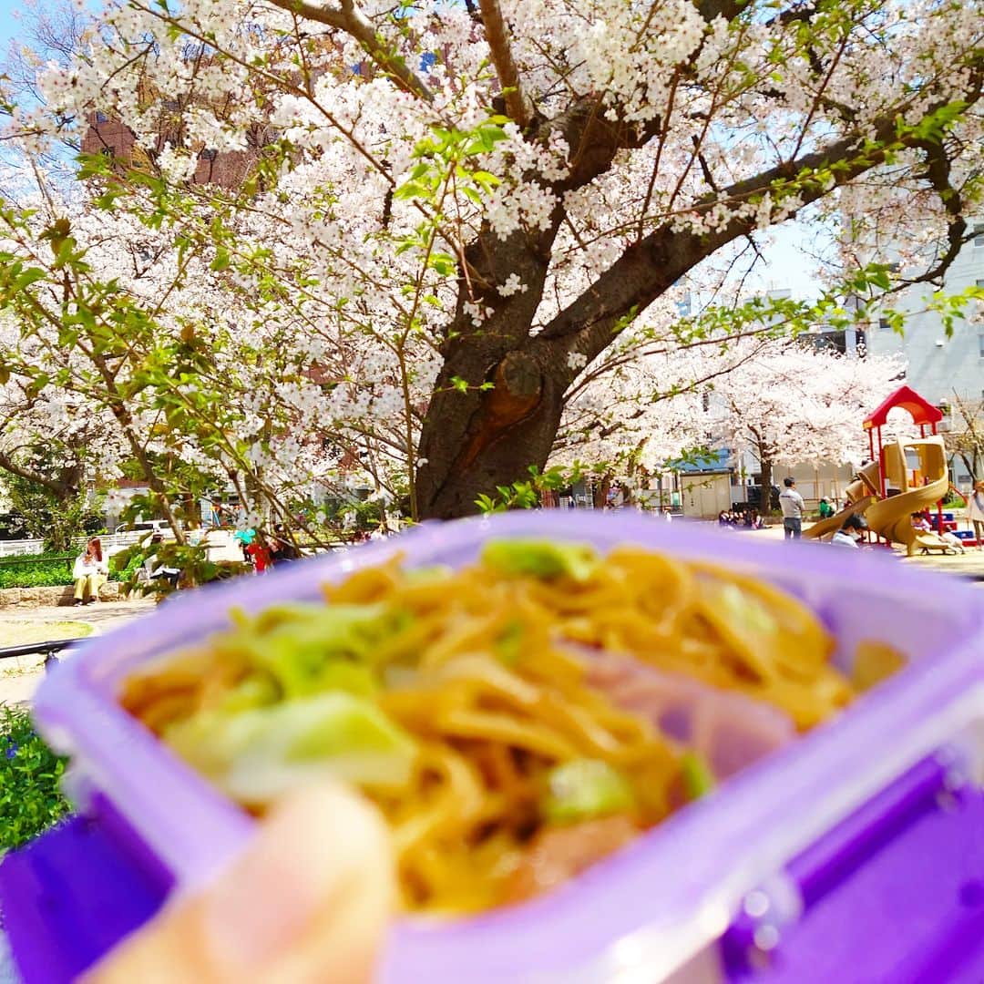 高井俊彦さんのインスタグラム写真 - (高井俊彦Instagram)「息子が春休みなのでー。 奈良から両親が大阪に来てくれました👏  【本日のパパ飯💪🍚】 《キャベツたっぷり焼きそば》✨ 屋台で食べる焼きそばってメインがキャベツみたいなとこあるやん‼️ そのイメージを再現✌  せっかくなので桜が綺麗な公園まで行ってお花見ランチを家族でやりました🌸  めちゃめちゃ楽しかった⤴️ そして、息子とおとんと３人でサッカーをやりましたが⚽ めちゃめちゃ疲れたぁ〜www おとんはさすがに帰宅して２秒で寝てはりますわ😁」3月29日 13時15分 - takai_toshihiko