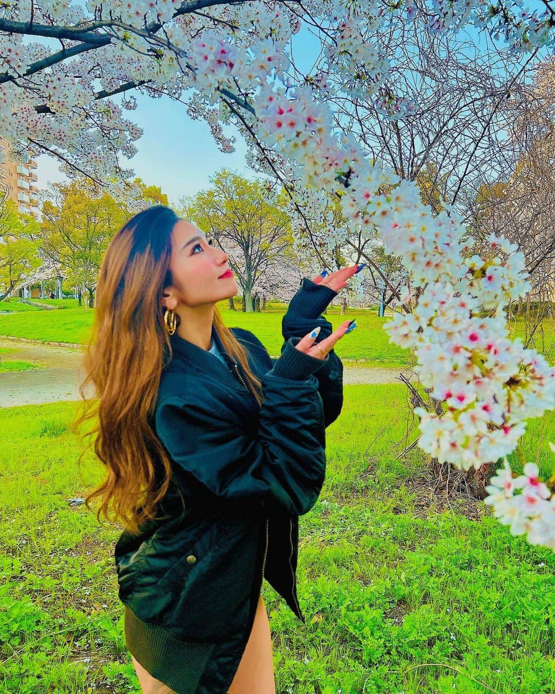 YOCHIのインスタグラム：「ピントが微妙に合っていないのがポイントです😂💓 . . 体調よくなるように栄養あるものいっぱい食べよう💓 . . #お花見#桜#桜ノ宮毛馬公園#毛馬公園#お花見穴場スポット」