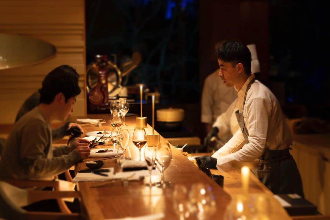 八芳園さんのインスタグラム写真 - (八芳園Instagram)「八芳園のレストラン「ENJYU」(@restaurant_enjyu)は、2023年4月25日(火)にリニューアルオープンを迎えます。  新たな「ENJYU」では、「イノベーティブフュージョン」をコンセプトに掲げ、日本各地に広がる魅力ある食材との出会い、地域の伝統やジャンルを超えた様々な調理法を導入することで、イノベーティブな味わいや新たな食文化を創造することを目指しています。  季節の移ろいを感じる特別な空間と、厳選された至高の食材をぜひご堪能ください。  リニューアルオープンを記念して、Makuake(@makuake_official )にて 通常¥15,000のコースに乾杯酒シャンパンの特典付きでお得なMakuakeチケットを販売しております。  ｟ 販売期間 ｠ 3月29日(水) 12:00 〜 5月30日(火) 18:00  ｟ 利用期間 ｠ 4月25日(火) 〜 9月30日(土)  ※一部ご利用いただけないお日付もございます。  《 Makuakeチケット 》 ・『超早割』¥10,000 【数量限定 20枚】 ・『早割』¥13,000 【数量限定 30枚】 ・『通常 (1名様分)』 ¥15,000 ・『通常 (2名様分)』 ¥30,000  Makuakeチケットはこちらから https://www.makuake.com/project/happo-en02/  ※特典の乾杯酒はお好みのノンアルコールドリンクと変更可能です。 ※ランチのお時間帯はMakuakeチケットはご利用いただけません。 ※いずれもドリンク・ペアリングの提供は別途頂戴いたします。 ※個室ご利用の場合は個室料を頂戴いたします。 ※メニューは季節や入荷状況により変更の場合がございます。  〰〰〰〰〰〰〰〰〰〰〰〰〰〰〰  《 「ENJYU」オープン日 》 ・2023年4月25日(火)  《 営業時間 》 － 平日 － ・Dinner 18:00 〜 22:00  － 土日祝 － ・Lunch 12:00 〜 15:00 ・Dinner 18:00 〜 22:00  《 定休日 》 ・火曜日  ご予約はお電話から承ります。 📞 0570-064-128  ※ディナーのお時間帯は未就学児のお子様のご来店をご遠慮いただいております。  〰〰〰〰〰〰〰〰〰〰〰〰〰〰〰  ▼「ENJYU」公式サイト https://www.happo-en.com/restaurant/enjyu/  🍽🍽🍽  #八芳園 #happoen #港区 #白金台 #コース料理 #記念日ディナー #ディナー #フルコース  #ワインペアリング #ワイン好き #ENJYU  #白金台グルメ #グルメ好きな人と繋がりたい #美食 #記念日 #東京グルメ #ディナーデート #デートプラン #デートにオススメ #カウンター #個室   #tokyotrip #tokyo_dinner #グルメスタグラム #グルメ好きな人と繋がりたい #foodie #foodstagram #deliciousfood」3月29日 11時43分 - happoen