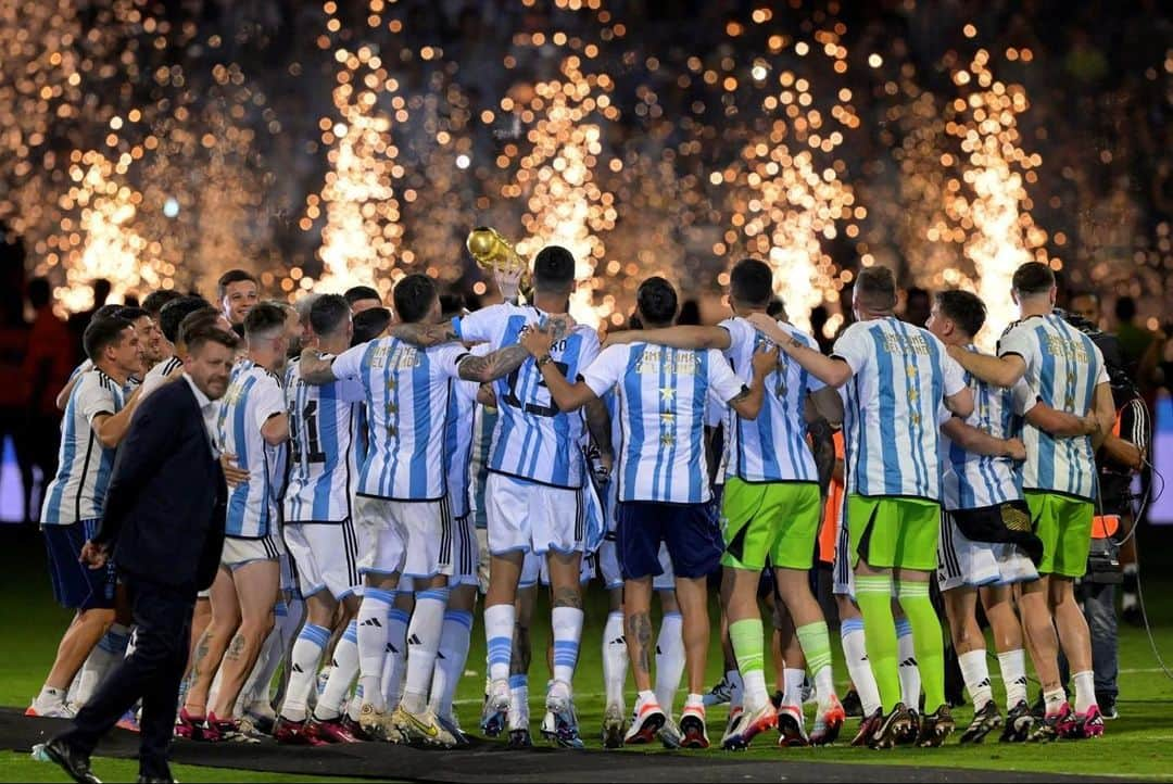 ヘロニモ・ルジのインスタグラム：「Se termina una gira que quedara para siempre en nuestra memoria. CAMPEONES DEL MUNDO! 🇦🇷🇦🇷」