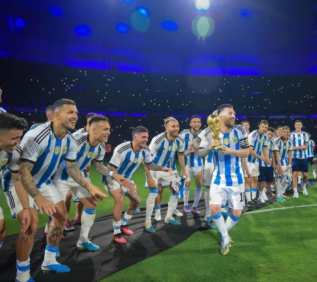 のインスタグラム：「Otra increíble noche 👏🏽❤️ GRACIAS ARGENTINA 💙🇦🇷🏆」