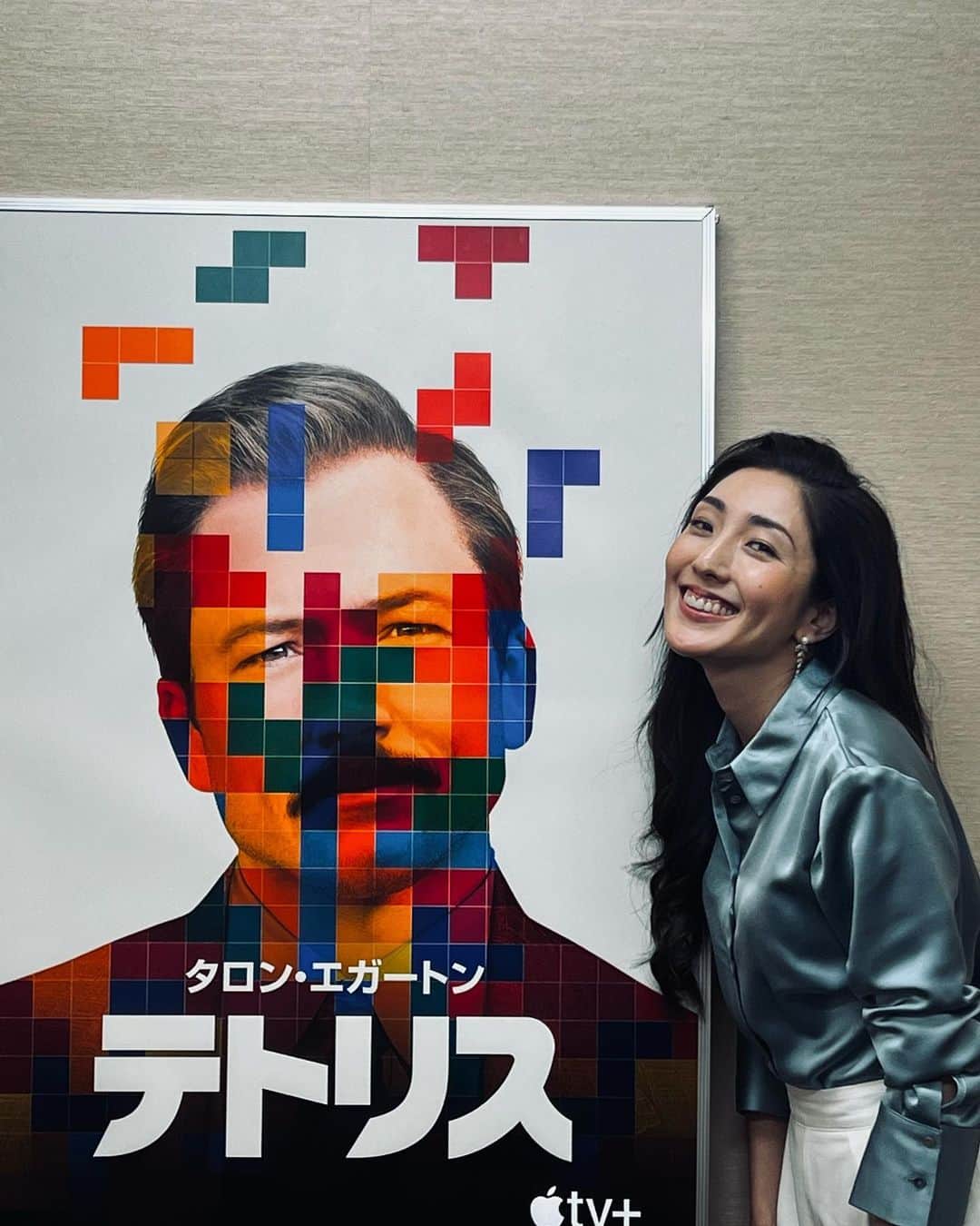 文音のインスタグラム：「TETRIS JAPAN PREMIERE🎉 テトリスジャパンプレミアでした。  Had a super exciting time with  TEAM TETRIS JAPAN🇯🇵 @ken_yamamura who played Minoru Arakawa. It was such a pleasure to work with you. We have to have okonomiyaki party again in Tokyo. @renstar.gram Congratulations to my little brother who did amazing job for singing the song “Hold out for a hero Japanese ver” in the film. Such a beautiful coincidence🎊 We made our international debut together!! So proud of you.  撮影地に日本から飛んだのは2人だけ🚀 撮影中2人しか居なかった日本在住日本人。 お互いにパンデミックの厳しい状況下を耐え抜き励まし合った。 任天堂アメリカ荒川實役 @ken_yamamura 最早戦友🔥感謝。  テトリスの挿入歌を担当した @renstar.gram 私の可愛い弟😍人生の中でこんな偶然ある⁉︎選ばれたって聞いた時は2人でおったまげたね🤣 最高だよ。おめでとう🎊  どこで蓮の曲がかかるかお楽しみに🙌🏻  テトリスは3月31日より @appletvplus にて配信開始🎥  #テトリスプレミア #テトリスジャパンプレミア」