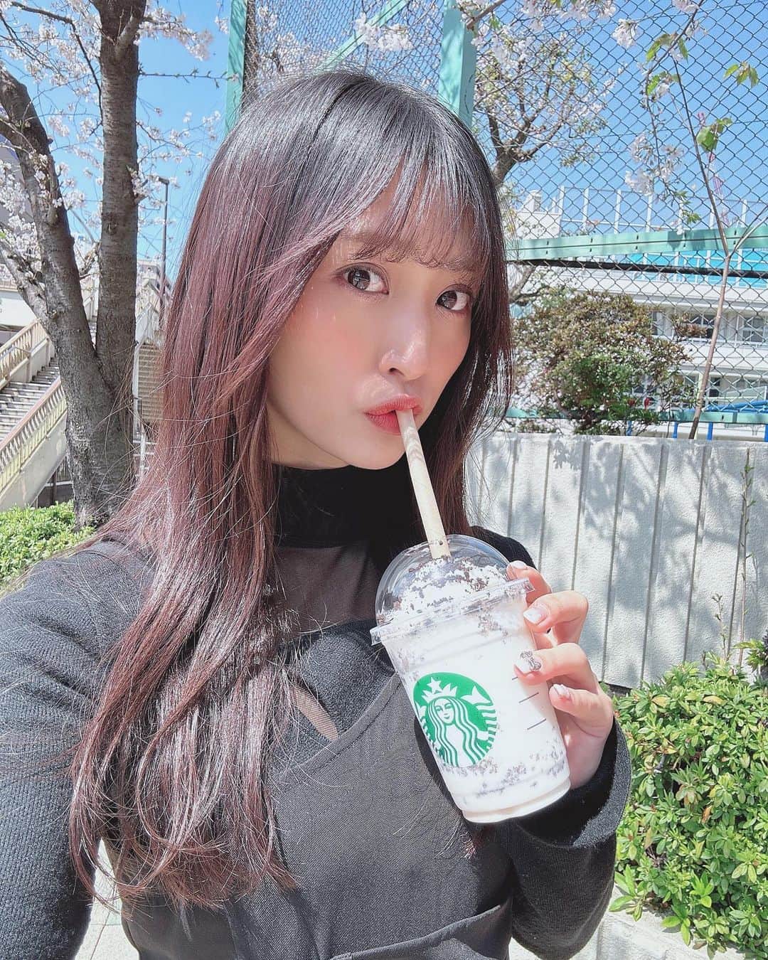 根岸愛のインスタグラム：「🥛🌸🥛 . スヌーピーバニラクリーム フラペチーノ® with クラッシュ クッキー🍪 美味しかったよ🫶 今日ぽかぽかで嬉しいね☺️🌸 東京は桜は今日がピークかな？ #starbucks #starbuckscoffee  #スタバ #スタバ新作 #フラペチーノ #スヌーピー #桜 #ぽかぽか」