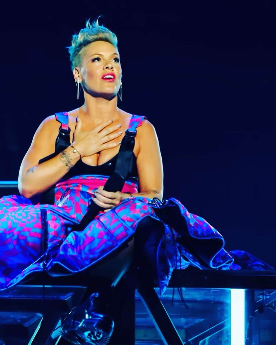 P!nk（ピンク）さんのインスタグラム写真 - (P!nk（ピンク）Instagram)「How could I be anything but grateful? For my team, my friends, my kids, (the absolute dream dates)my fellow performers, for PAT BENATAR AND NEIL GIRALDO, KELLY CLARKSON, IHEART AND ALL MY FRIENDS AROUND THE WORLD for the decades of love and memories. We’re just getting started y’all. ALL LOVE. ALL GRATITUDE, and ALL FEMALE BADASSERY ALL AROUND. @iheartrawards @iheartradio @kellyclarkson @benatargiraldo ♥️♥️♥️♥️♥️♥️♥️♥️♥️」3月29日 11時56分 - pink
