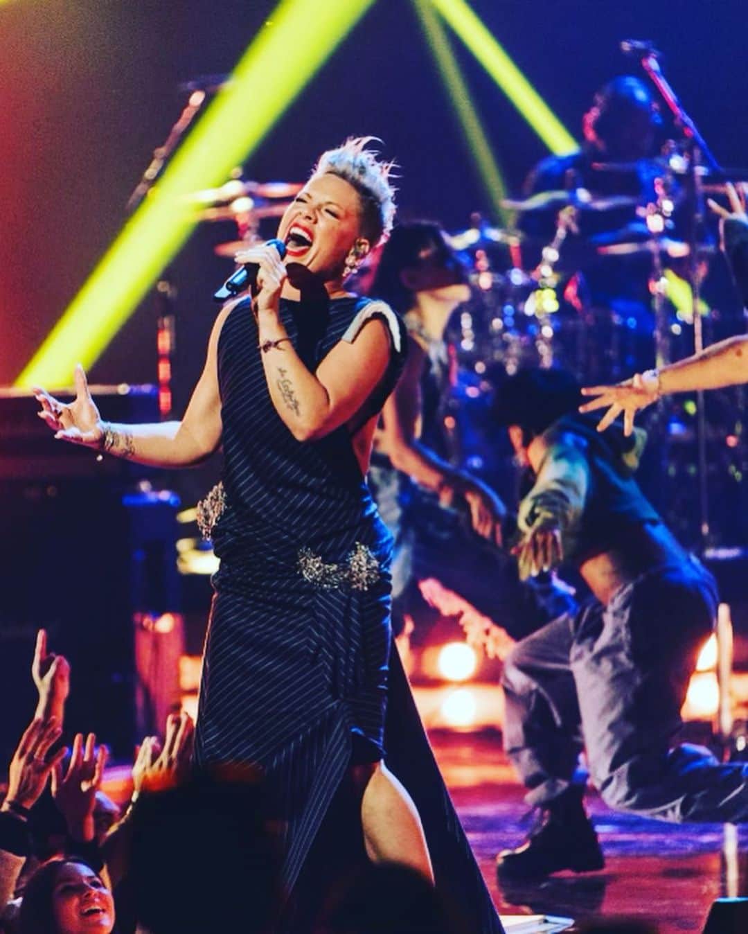 P!nk（ピンク）さんのインスタグラム写真 - (P!nk（ピンク）Instagram)「How could I be anything but grateful? For my team, my friends, my kids, (the absolute dream dates)my fellow performers, for PAT BENATAR AND NEIL GIRALDO, KELLY CLARKSON, IHEART AND ALL MY FRIENDS AROUND THE WORLD for the decades of love and memories. We’re just getting started y’all. ALL LOVE. ALL GRATITUDE, and ALL FEMALE BADASSERY ALL AROUND. @iheartrawards @iheartradio @kellyclarkson @benatargiraldo ♥️♥️♥️♥️♥️♥️♥️♥️♥️」3月29日 11時56分 - pink