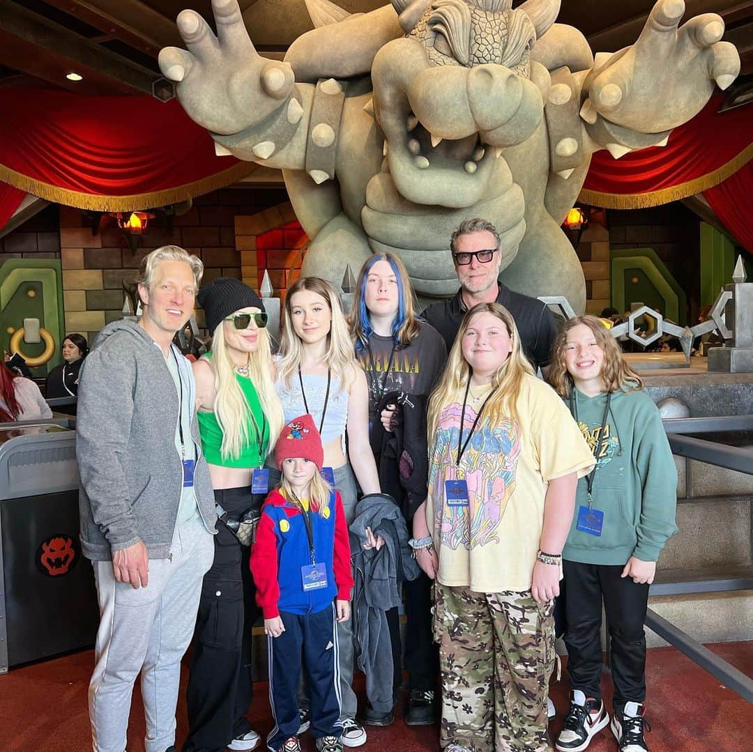 トリ・スペリングさんのインスタグラム写真 - (トリ・スペリングInstagram)「Thank you @unistudios for the tickets and the family memories we made sharing the #universalstudios experience with our family and my bro @randyspelling and our kiddos cousins. Best day EVR and check out #supernintendoworld it’s incredible! #AtUniversal #familytime❤️ #lovemyfamily」3月29日 12時06分 - torispelling