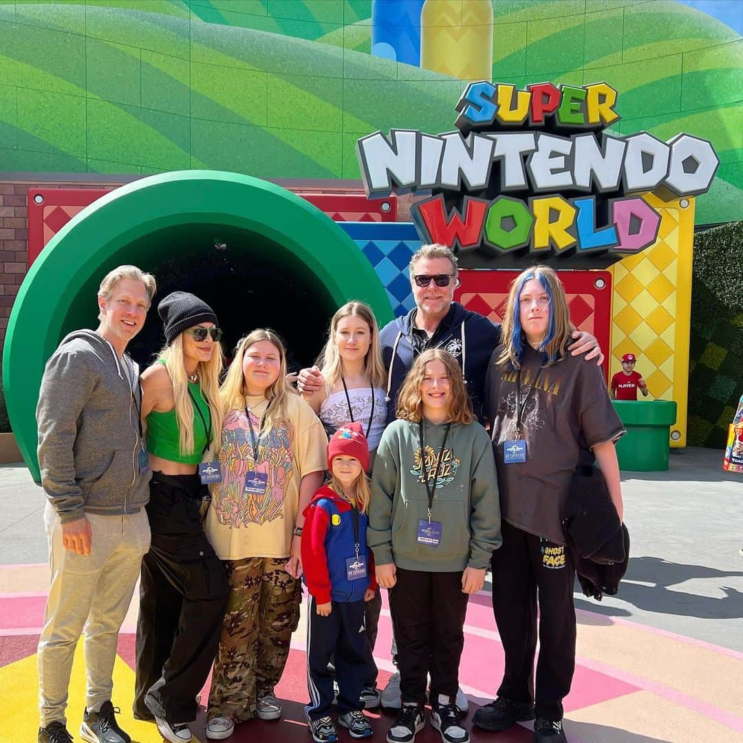 トリ・スペリングさんのインスタグラム写真 - (トリ・スペリングInstagram)「Thank you @unistudios for the tickets and the family memories we made sharing the #universalstudios experience with our family and my bro @randyspelling and our kiddos cousins. Best day EVR and check out #supernintendoworld it’s incredible! #AtUniversal #familytime❤️ #lovemyfamily」3月29日 12時06分 - torispelling