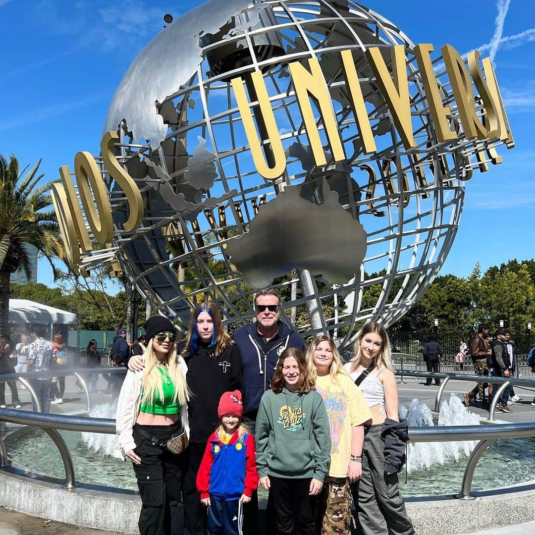 トリ・スペリングさんのインスタグラム写真 - (トリ・スペリングInstagram)「Thank you @unistudios for the tickets and the family memories we made sharing the #universalstudios experience with our family and my bro @randyspelling and our kiddos cousins. Best day EVR and check out #supernintendoworld it’s incredible! #AtUniversal #familytime❤️ #lovemyfamily」3月29日 12時06分 - torispelling