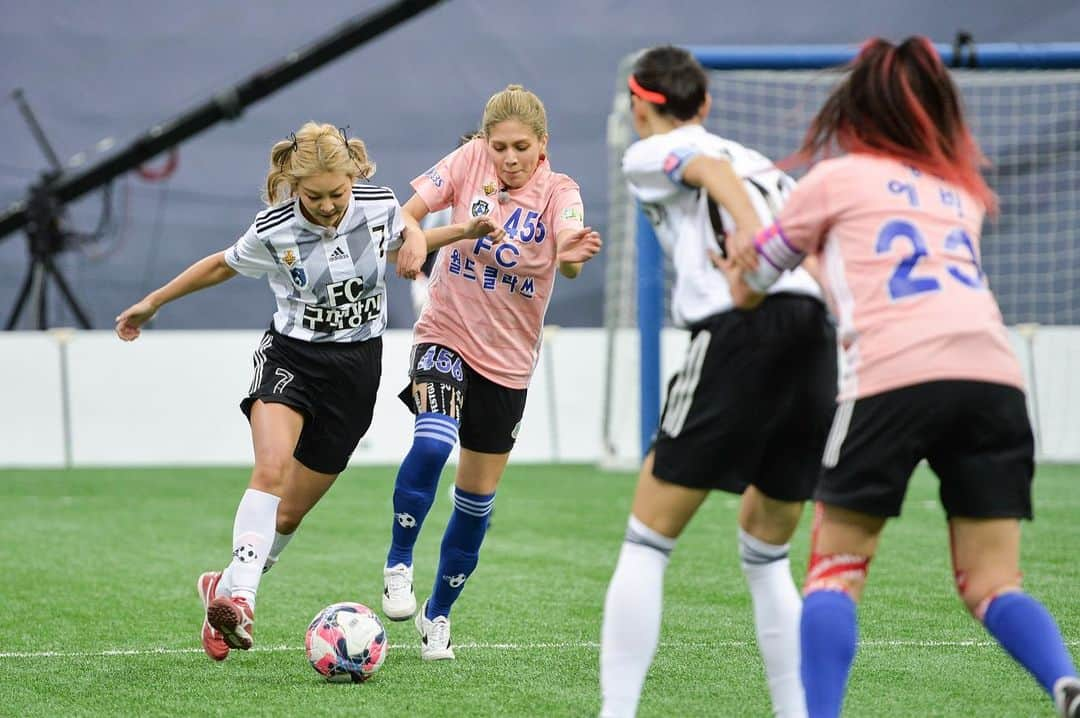 イ・ヒョニさんのインスタグラム写真 - (イ・ヒョニInstagram)「구척의 새로운 시즌 또다시 시작! ⚽️ 오늘 밤 9시 #sbs #골때리는그녀들  #fc월드클라쓰 와의 경기에서 만나요👋🏻」3月29日 12時03分 - lee.hyunyi