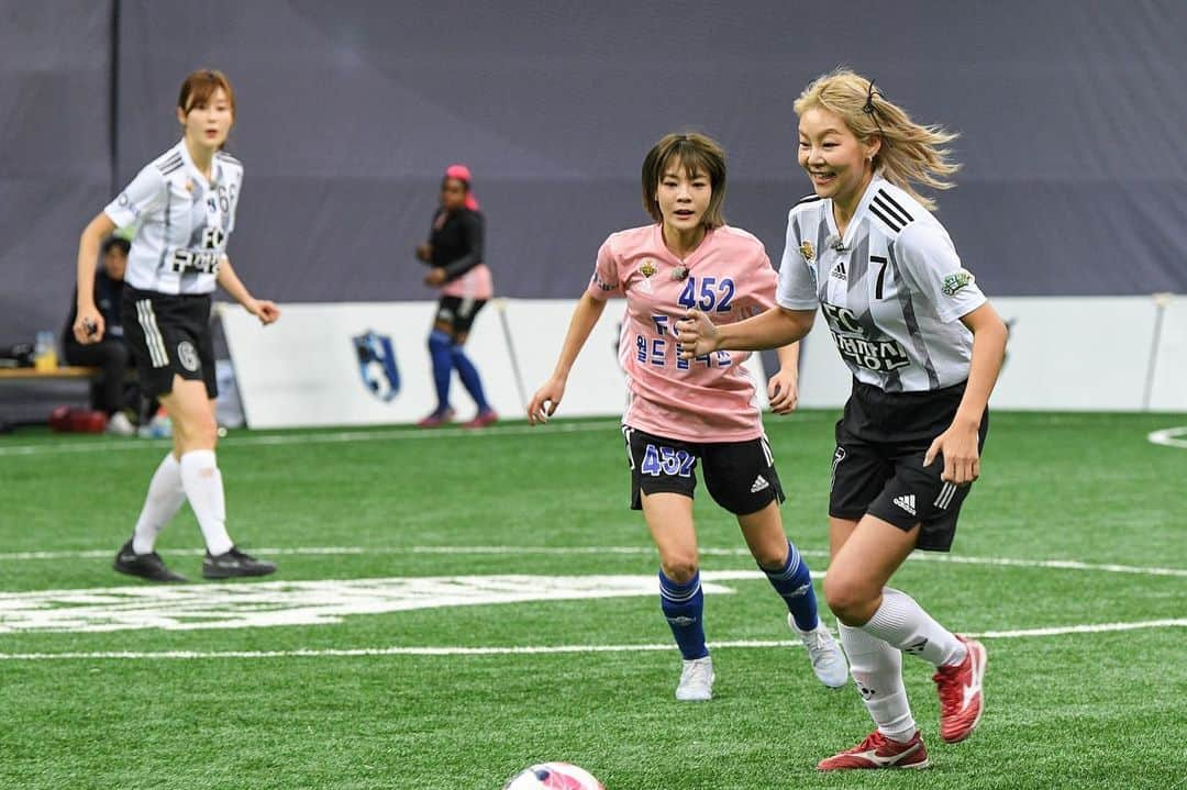 イ・ヒョニさんのインスタグラム写真 - (イ・ヒョニInstagram)「구척의 새로운 시즌 또다시 시작! ⚽️ 오늘 밤 9시 #sbs #골때리는그녀들  #fc월드클라쓰 와의 경기에서 만나요👋🏻」3月29日 12時03分 - lee.hyunyi