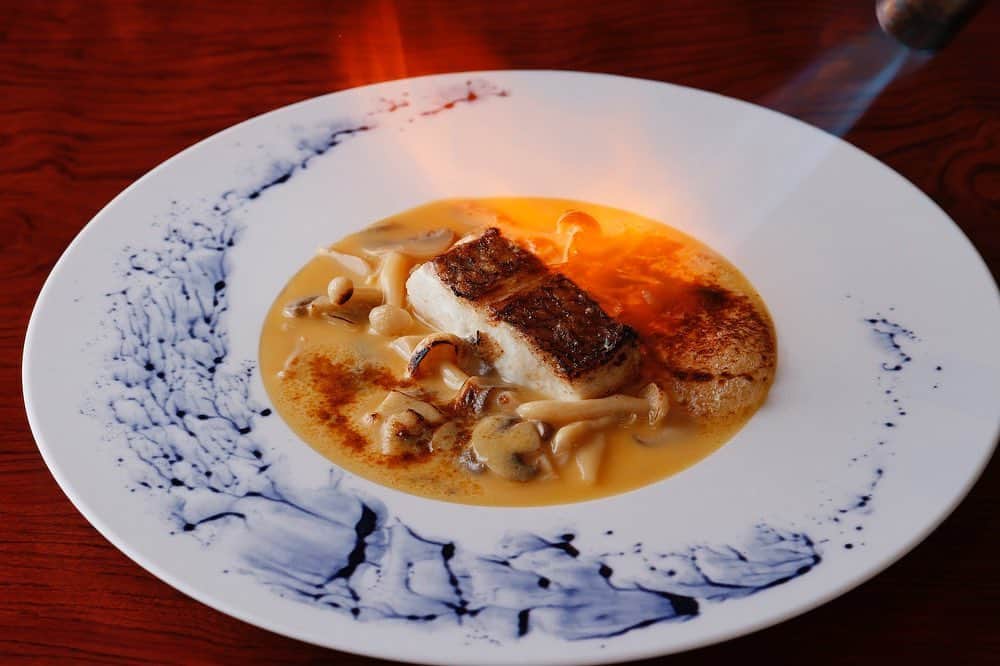 東京會舘さんのインスタグラム写真 - (東京會舘Instagram)「【フランス料理を鉄板焼きにアレンジ。春のご会食にぴったりのディナーコース】 東京會舘伝統の料理やクラシカルなフランス料理を、鉄板焼きに仕立てたディナーコースです。エスカルゴを風味豊かなガーリックバターで味わっていただく前菜に始まり、旬の魚を白ワインの香るクリーミーなソースを添えて香ばしく焼き目を付けた伝統料理のボンファムをアレンジした魚料理や、黒毛和牛にフォワ・グラを重ねドゥミグラスソースで味わうロッシニ風ステーキなどでおもてなしいたします。 春の門出や季節のお祝い、歓送迎会、GW など会食の機会が多いこのシーズンに、懐かしい料理や伝統の料理を囲んでお楽しみいただけます。このほか、ディナーコースの内容をアレンジしたランチコースもご用意しています。 ⁡ ●クラシカルディナー 販売期間：5月31日（水）まで※前日18時までの要予約 コース内容：先付／エスカルゴと茸 香草入りガーリックバター／鴨肉の鉄板焼き プティサラダ添え／旬魚のソティ ボン・ファム風／季節の焼き野菜／黒毛和牛フィレ100g フォワ・グラ添え ロッシニ風／ご飯またはガーリックライス、味噌椀、香の物／鉄板焼きデザート ●クラシカルランチ「柊（ひいらぎ）」 販売期間：5月31日（水）まで コース内容：先付／帆立貝柱と茸 香草入りガーリックバター／旬魚のソティ ボン・ファム風／會サラダ／和牛サーロイン 80g／ご飯、味噌椀、香の物／季節のデザート ⁡ #東京會舘 #會 #期間限定 #丸の内 #ディナー  #ランチ  #鉄板焼き #ステーキ #黒毛和牛 #サーロイン  #フォワ・グラ  #ロッシニ風 #ご褒美 #記念日 #誕生日 #お祝い #歓送迎会 #接待 #春 #GW #spring  #lunch #dinner #tokyokaikan #kai  #foodie  #tokyo #marunouchi #japanese #japanesefood」3月29日 12時04分 - tokyokaikan