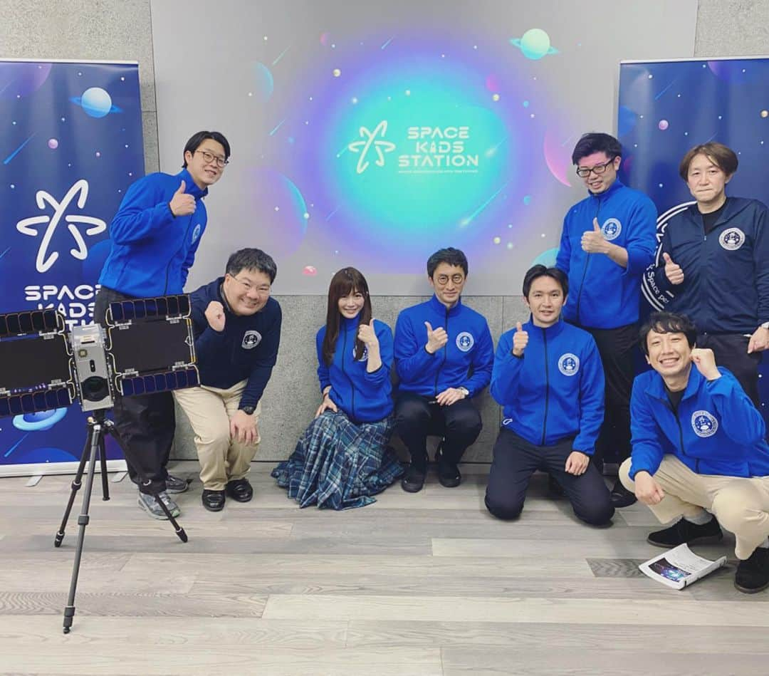 榎本麗美さんのインスタグラム写真 - (榎本麗美Instagram)「. 『SPACE KIDS STATION』 子ども達だけで構成される宇宙プレスセンター🎥🚀 が誕生しました！  今回は宇宙ジャーナリスト1期生達がトレーニングを受ける二日間のイベント📝  私はプログラムナビゲーターとして、子ども達が宇宙ジャーナリストになるためのサポートをしました👩‍🚀  宇宙・SDGsを学び、未来を考える、素晴らしいプログラム。２日間で、子ども達がぐんぐん成長していく姿をみて感動しましたよ！  今後の、宇宙ジャーナリスト達の成長がとても楽しみです😆 見守っていきたいと思います💫  #宇宙ジャーナリスト #宇宙プレスセンター #スペースキッズステーション #宇宙キャスター」3月29日 12時04分 - enomotoremi