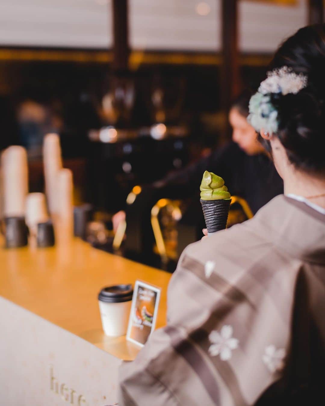 山口淳一のインスタグラム：「@ezd_kyoto でソフトクリーム買って、 @here.kyoto_kiyomizu でコーヒー買うとか最高の組み合わせやと思う。 ついでにカヌレとオムレットもお願い致します🤲  #japan #kyoto #here #coffee #herekyoto #canele #latte #latteart #cafe #espresso #kiyomizudera #EZD #kiyomizuderatemple #日本 #京都 #京都カフェ #コーヒー #カヌレ #ココカヌレ #ラテ #ラテアート #エスプレッソ #焙煎 #バリスタ #清水寺 #栄山堂 #オムレット #京都オムレット #mavam」