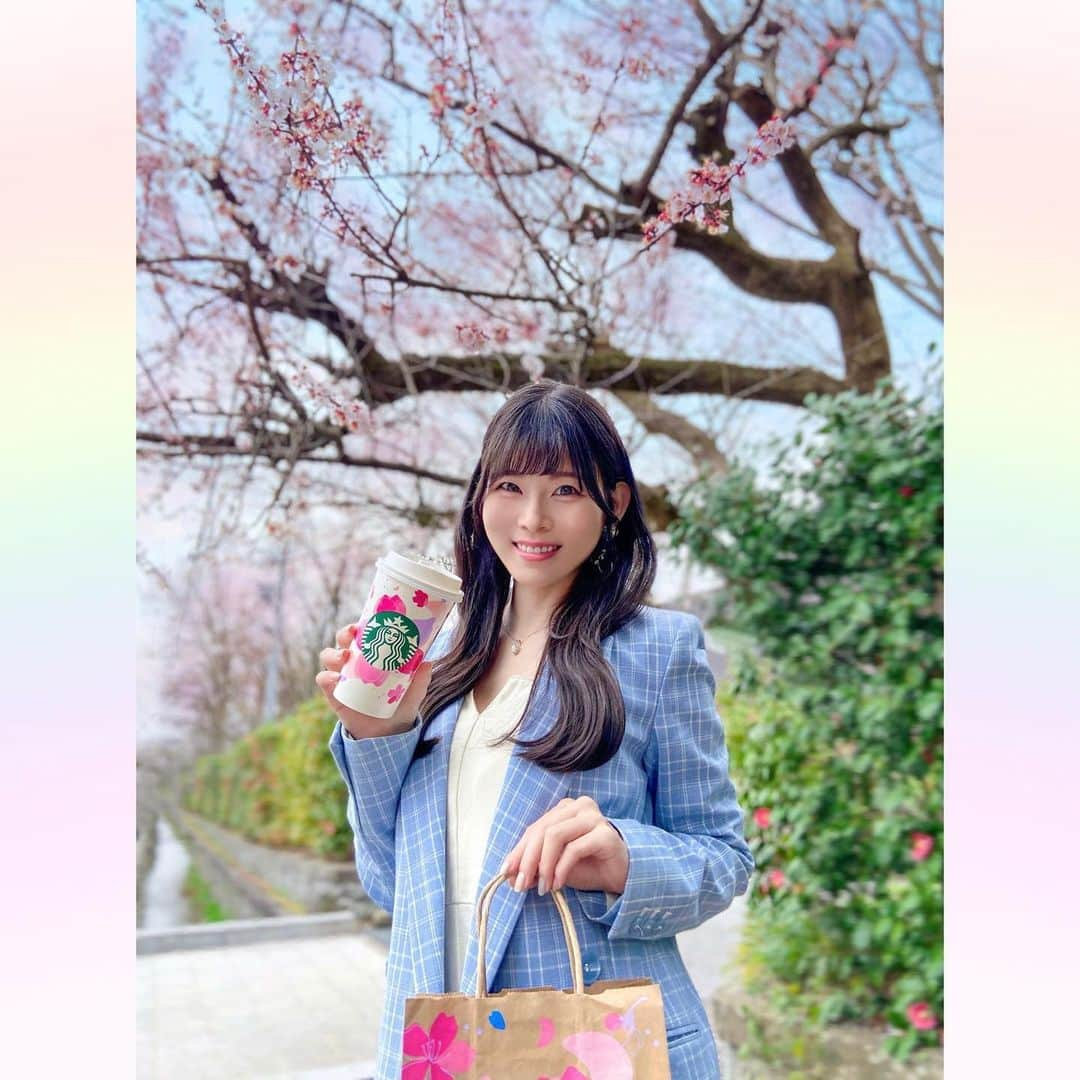 長柄ひろみさんのインスタグラム写真 - (長柄ひろみInstagram)「#sakura 🌸  さくらと桜🤗🌸  一緒に撮れた〜😆🙌🏻  SAKURAカップ、もう終わっちゃうからギリギリ間に合った〜🥰☕️🌈  この木だけ綺麗に満開でした✨ 今年は開花が早かったからか、同じ場所でも結構咲き方にバラつきがでている気がします🤔🌸  今日からまたスタバの新作が始まったよー！ 早い😂！！ 今日は甘い気分じゃなかったので違うのにしちゃったけど、スヌーピーコラボで今回も美味しそうだったから今度は絶対飲むー🥰☕️💗  それでは午後も頑張りましょ〜😉💪🏻 今日も良い1日を😊💗  ｡・ﾟ・。❀｡・ﾟ・。❀｡・ﾟ・。❀｡・ﾟ・｡❀。・ﾟ・。  #さくら」3月29日 12時20分 - aoi_asahi