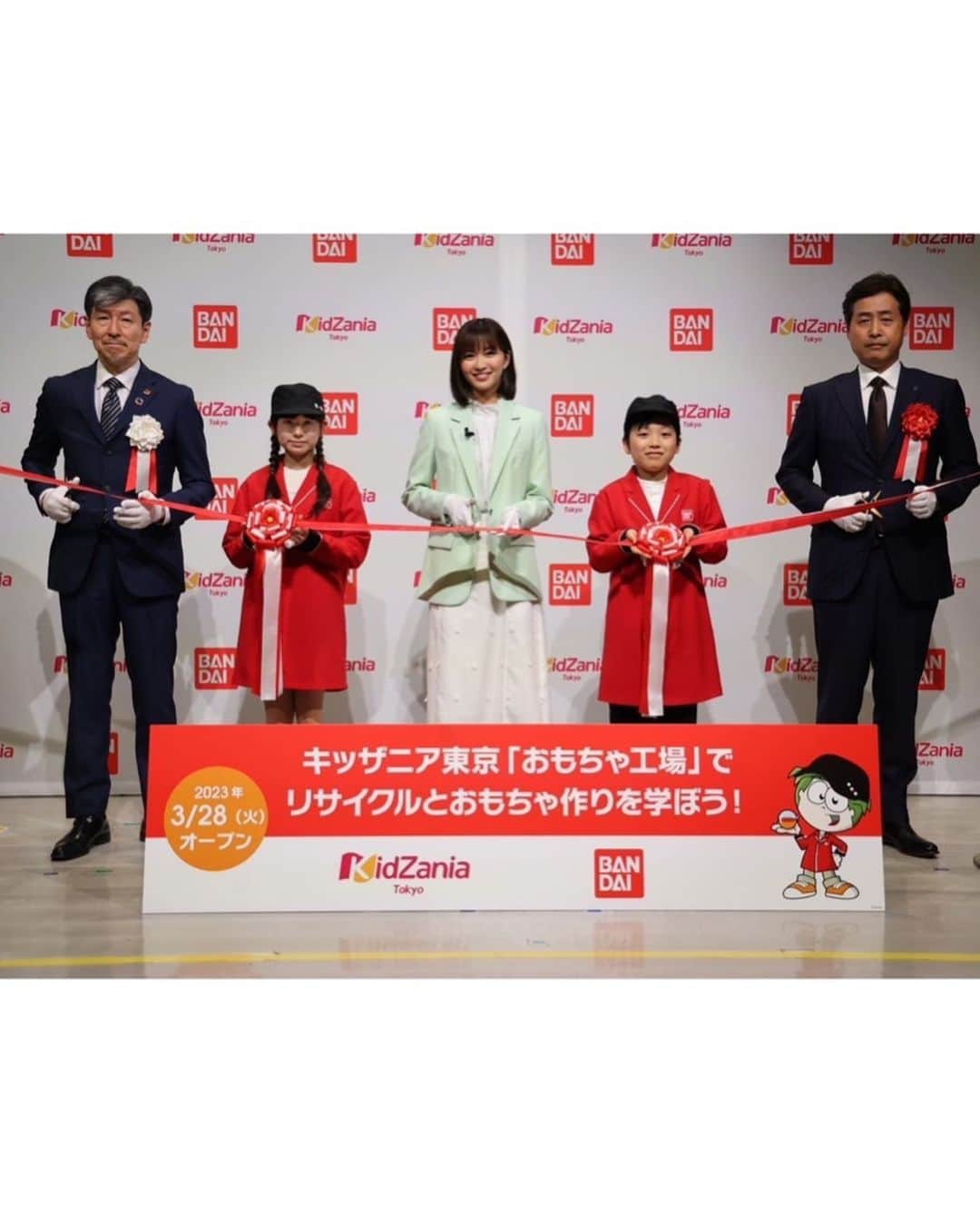 岡崎紗絵さんのインスタグラム写真 - (岡崎紗絵Instagram)「バンダイ・BANDAI SPIRITS 未来・クリエイション　アンバサダーとして キッザニア東京の、バンダイ「おもちゃ工場」パビリオンのオープニングセレモニーに登壇させて頂きました！   おもちゃ工場で実際にリサイクルの工程を特別に体験させて頂いてとても勉強になったし、 キッザニアの色々なパビリオンにワクワクしました🤖  昔から行ってみたかったキッザニアに行くことができて個人的にもすごく嬉しかったです☺︎！    是非、バンダイ「おもちゃ工場」パビリオンに足を運んでみてください🌸   #未来・クリエイション #バンダイ #BANDAI SPIRITS #キッザニア東京 #おもちゃ工場 #PR」3月29日 12時22分 - sae_okazaki