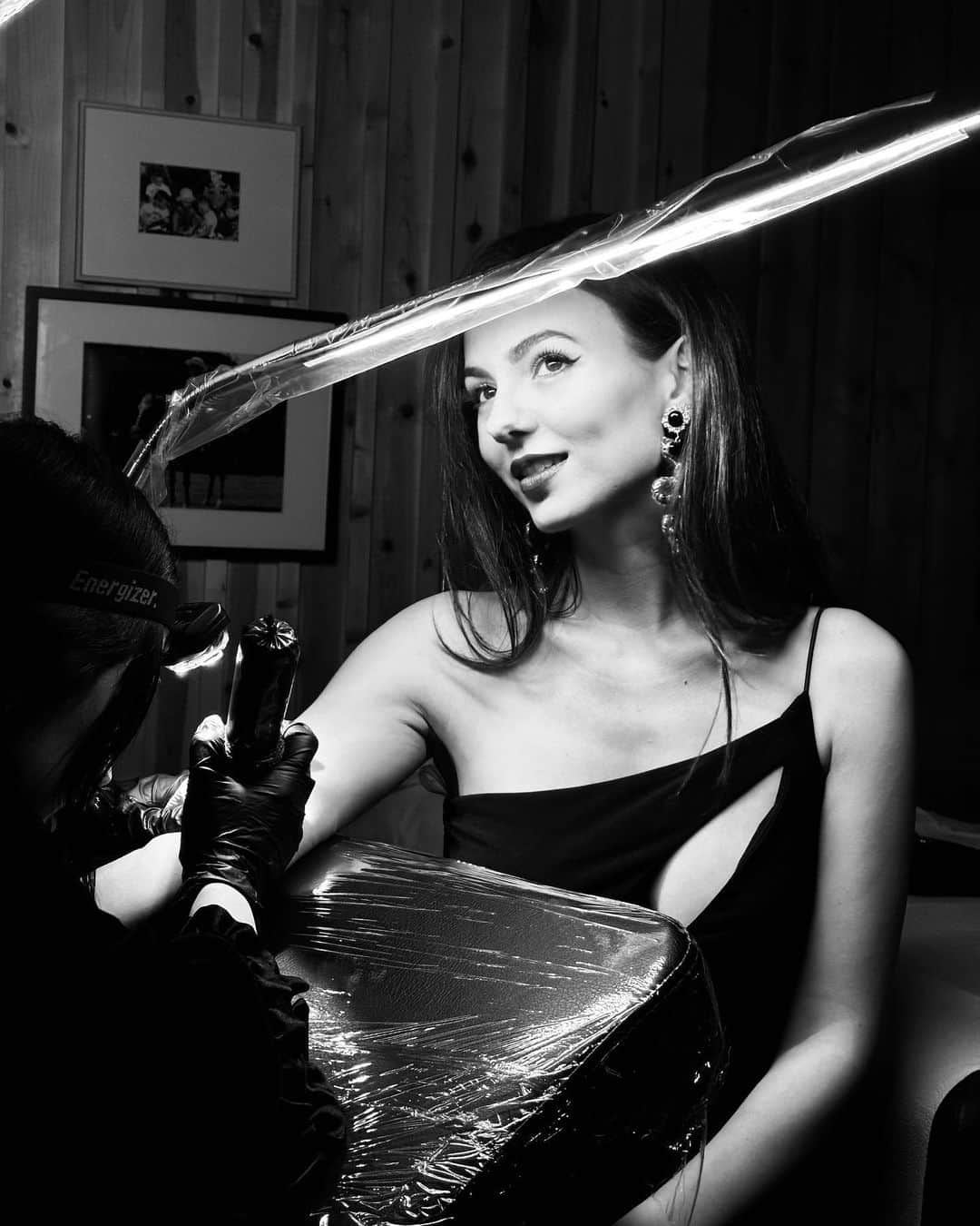 ヴィクトリア・ジャスティスのインスタグラム：「A night with @rachelzoe & @curateur , is always a night to remember 🖤  P.S. thank you @ephemeraltattoo for creating a tattoo for those of us who are scared to commit 😝. 1-3 years until my lil baby fades. But in the meantime… always a reminder to wear her on my sleeve, be guided by my truth & remind myself that no matter what I do, to do it with heart 🫶🏼」