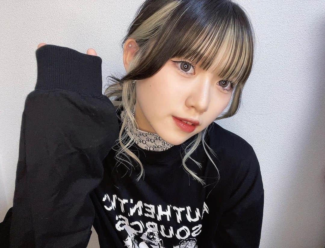 沢村りさのインスタグラム：「︎︎✌︎ ⁡ ⁡ ⁡ ⁡ ⁡#ミディアム #ヘアアレンジ #インナーカラー #巻き髪 #おくれ毛 #前髪 #グリーン #ブリーチ #make #makeup #メイク #jouetie #chico #重ね着 #outfit #ffff #lfl  #팔로우 #좋아요 #팔로우미 #인스타 #셀스타그램 #메이크 #화장품 #03 #19 #instagood #instalike」