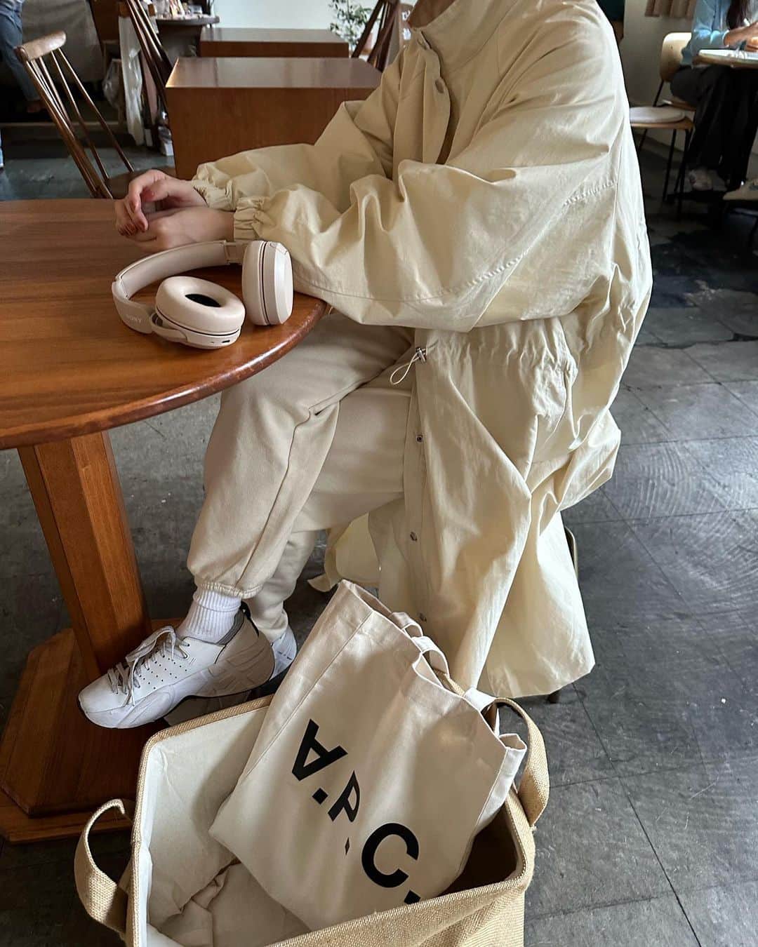 kannnaのインスタグラム：「韓国1日目コーデ (空港はラフにして ホテルで着替えた🇰🇷)  オールホワイトで トートバッグなのがポイント✍🏻」