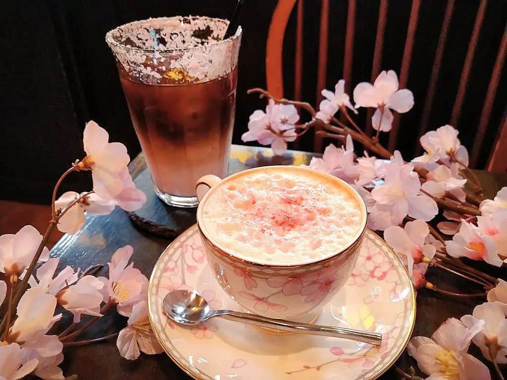 おいもカフェ金糸雀のインスタグラム：「. 深煎りコーヒーに甘い桜ミルクを加えた『さくらカフェオレ』(税込680円)。 優しいカフェオレに桜が香る、春の鎌倉の味わいです♫ 3月から5月下旬頃までの季節限定。 . #おいもカフェ金糸雀 #おいもカフェ #鎌倉 #小町通り #湘南 #神奈川 #カフェ #喫茶店 #鎌倉カフェ #湘南カフェ #神奈川カフェ #鎌倉スイーツ #鎌倉グルメ #鎌倉観光 #鎌倉旅行 #鎌倉散歩 #鎌倉デート #さくらカフェオレ #カフェオレ #コーヒー #桜 #さくら #スイーツ #桜スイーツ #春スイーツ  #桜ミルク #ウェッジウッド #春 #kamakura #가마쿠라 . 《おいもカフェ金糸雀》 営業時間：10:00-18:00(L.O.17:30) 定休日：水曜日 248-0006 神奈川県鎌倉市小町2-10-10 小町TIビル1F TEL：0467-22-4908」