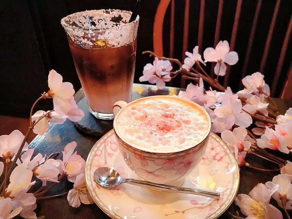 のインスタグラム：「. 深煎りコーヒーに甘い桜ミルクを加えた『さくらカフェオレ』(税込680円)。 優しいカフェオレに桜が香る、春の鎌倉の味わいです♫ 3月から5月下旬頃までの季節限定。 . #おいもカフェ金糸雀 #おいもカフェ #鎌倉 #小町通り #湘南 #神奈川 #カフェ #喫茶店 #鎌倉カフェ #湘南カフェ #神奈川カフェ #鎌倉スイーツ #鎌倉グルメ #鎌倉観光 #鎌倉旅行 #鎌倉散歩 #鎌倉デート #さくらカフェオレ #カフェオレ #コーヒー #桜 #さくら #スイーツ #桜スイーツ #春スイーツ  #桜ミルク #ウェッジウッド #春 #kamakura #가마쿠라 . 《おいもカフェ金糸雀》 営業時間：10:00-18:00(L.O.17:30) 定休日：水曜日 248-0006 神奈川県鎌倉市小町2-10-10 小町TIビル1F TEL：0467-22-4908」
