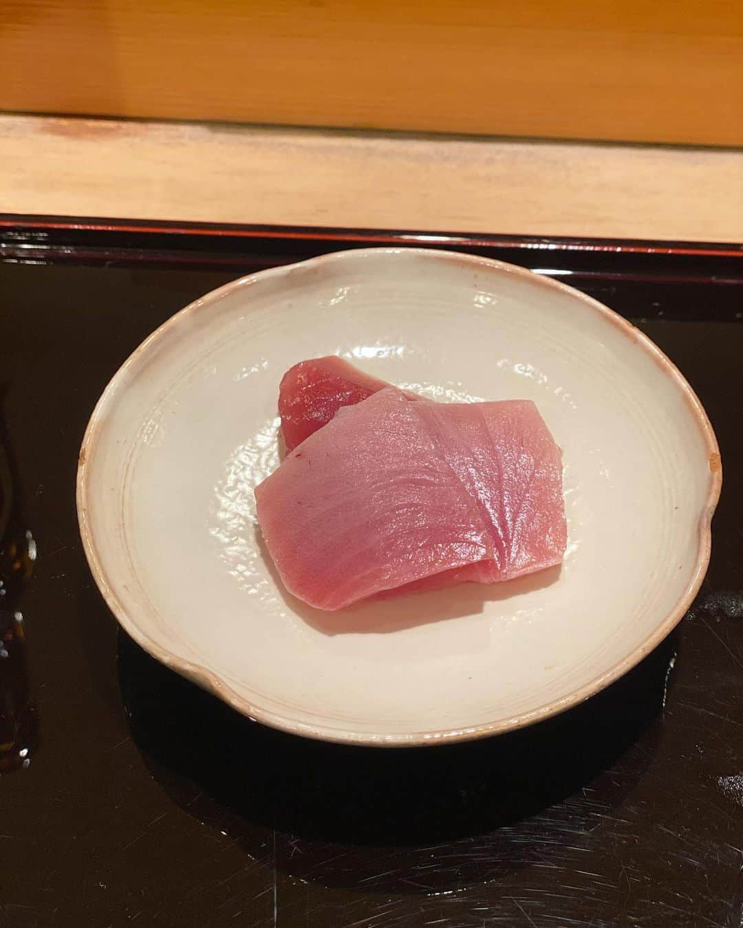 東京外食女さんのインスタグラム写真 - (東京外食女Instagram)「#鮨まつうら  ずっと楽しみにしていた 友達との席に！  お誘いいただいた日から 他の鮨は口にしないようにしていたくらい。  つまみと鮨のおまかせ。  この日…まだ私は知らない貝が あったんだな…当たり前だよな… なんていう名前なんだろう… とカウンターを見つめていると、 ホタテの卵巣だった。  レバ刺し風の味付けで、 口に入れると温度で溶けるような 繊細な弾力しか持ち合わせていない。  レバ刺しに寄せたといいつつ、 唯一無二のおいしさだった気がする。  店内の雰囲気もよく、 店員さんもどなたも親切で気さくで、 なにより心遣いが細やか。  単なる食べ歩きやエセ評論家に 消費させるのには 勿体無い席だ。  こういうのを「貴重なお席」というのだろう。  こんなに素晴らしいお食事と お席を作り出せるまつうらの皆さまが たいそういい思いができる 日本になりますように🗾🍣  #白金 #白金鮨 #白金グルメ  #鮨 #鮨スタグラム  #sushi #thisisjapan #japantravel  #japanesefood  #foodstagram  #東京外食女」3月29日 12時34分 - himeno_0729
