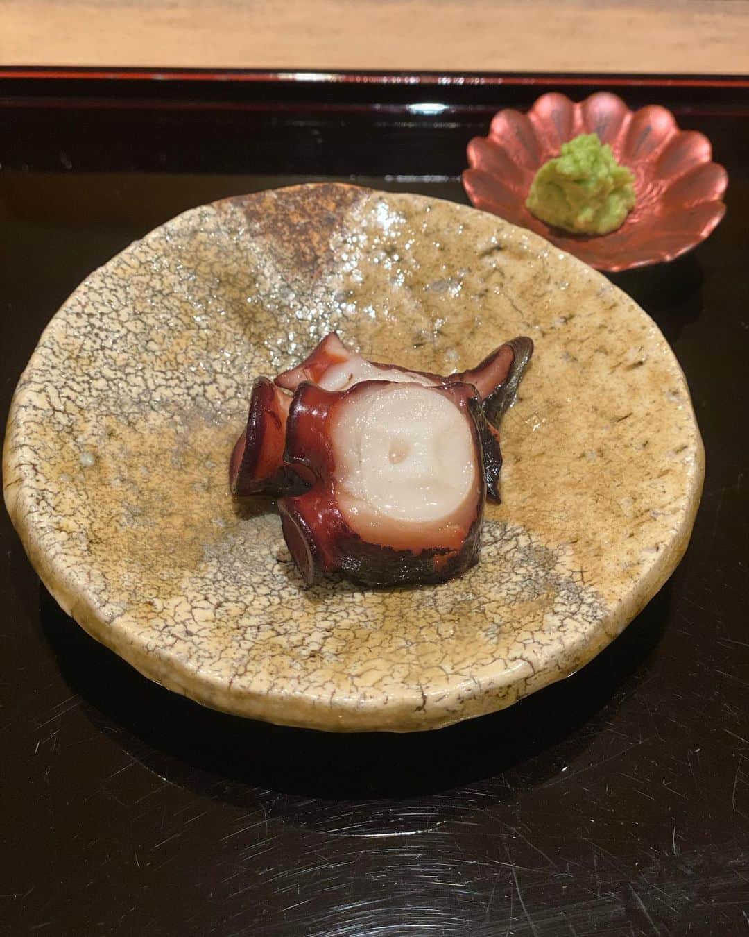 東京外食女さんのインスタグラム写真 - (東京外食女Instagram)「#鮨まつうら  ずっと楽しみにしていた 友達との席に！  お誘いいただいた日から 他の鮨は口にしないようにしていたくらい。  つまみと鮨のおまかせ。  この日…まだ私は知らない貝が あったんだな…当たり前だよな… なんていう名前なんだろう… とカウンターを見つめていると、 ホタテの卵巣だった。  レバ刺し風の味付けで、 口に入れると温度で溶けるような 繊細な弾力しか持ち合わせていない。  レバ刺しに寄せたといいつつ、 唯一無二のおいしさだった気がする。  店内の雰囲気もよく、 店員さんもどなたも親切で気さくで、 なにより心遣いが細やか。  単なる食べ歩きやエセ評論家に 消費させるのには 勿体無い席だ。  こういうのを「貴重なお席」というのだろう。  こんなに素晴らしいお食事と お席を作り出せるまつうらの皆さまが たいそういい思いができる 日本になりますように🗾🍣  #白金 #白金鮨 #白金グルメ  #鮨 #鮨スタグラム  #sushi #thisisjapan #japantravel  #japanesefood  #foodstagram  #東京外食女」3月29日 12時34分 - himeno_0729