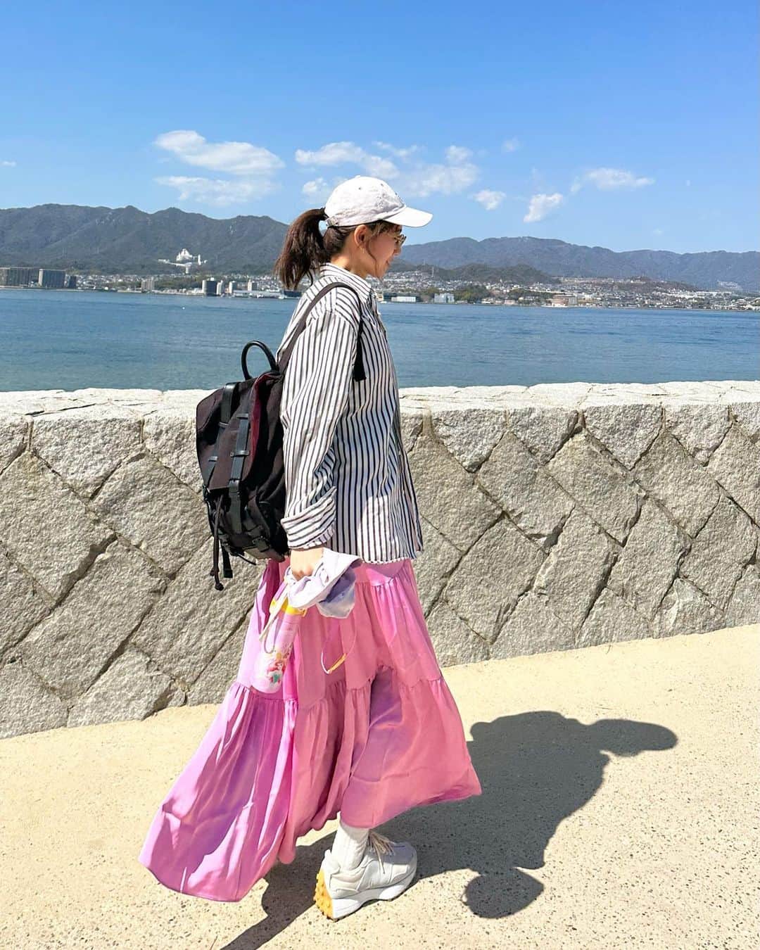 西村みえこのインスタグラム：「宮島散歩🚶‍♀️⛩🦪  小学校へ向けて 御守りgetしに行ってきました。  天気良くって最高だったー。  もう小学生だなんて感慨深い。。。  この日のスカートは 前田ゆかさんプロデュースの🥰🌸  @maeyuka   いつも可憐で優しくて可愛らしいゆかさん　らしいデザイン🥰💓  ホワイトと迷ってピンクにしたよ💓  @cbp.tokyo」