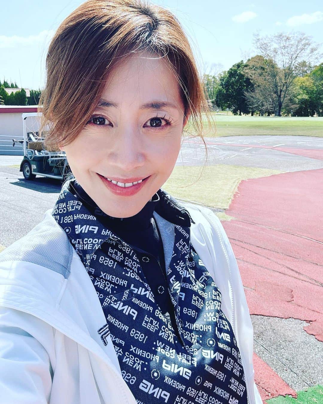 小林美香子のインスタグラム：「ハーフだけのゴルフ⛳️行ってきました🌷 桜🌸が満開🌸  笑顔溢れる春を🌷🌸🌷」