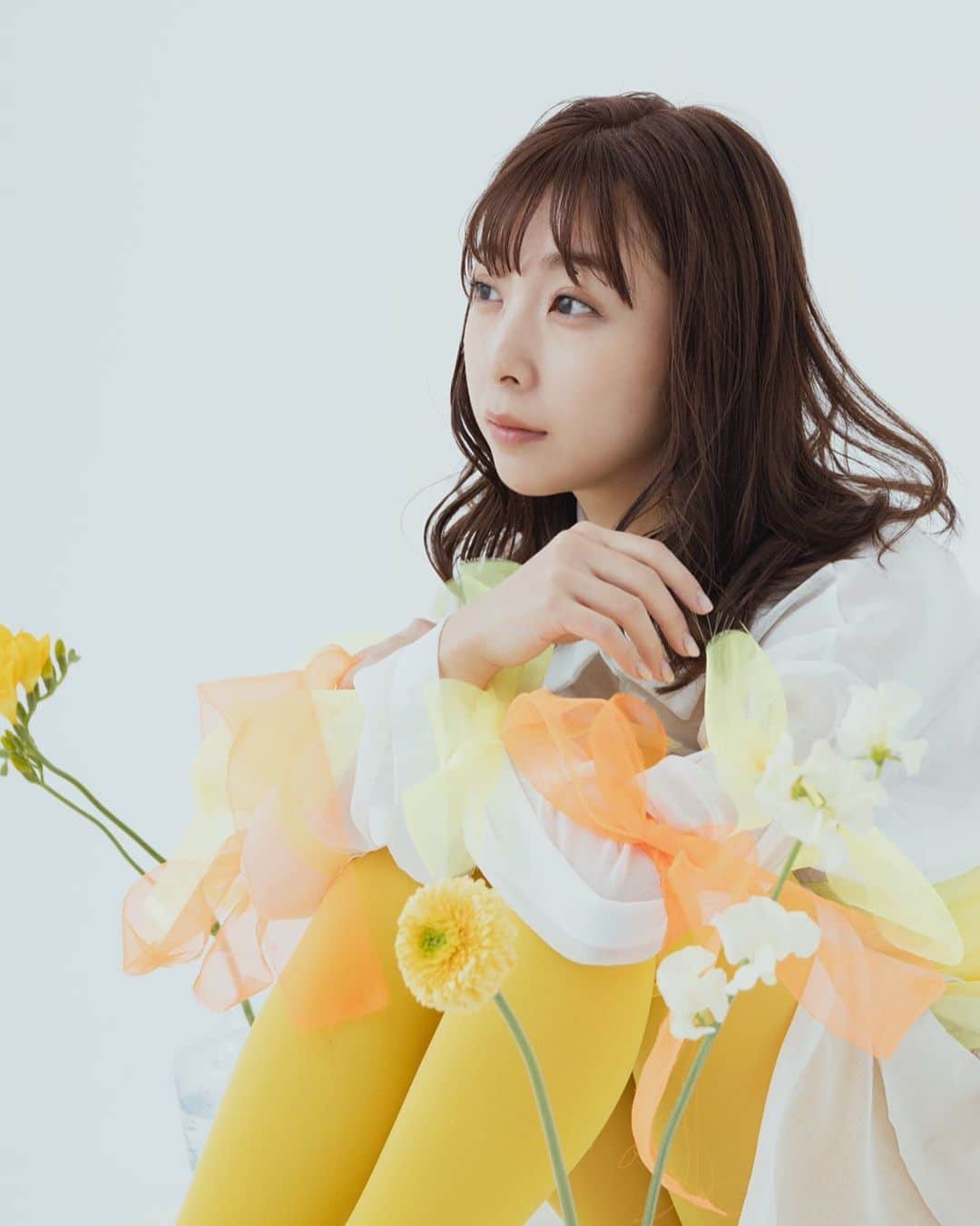 板野成美のインスタグラム：「春ですね🌸🌿👒 この前の作品撮り、、、🕊」