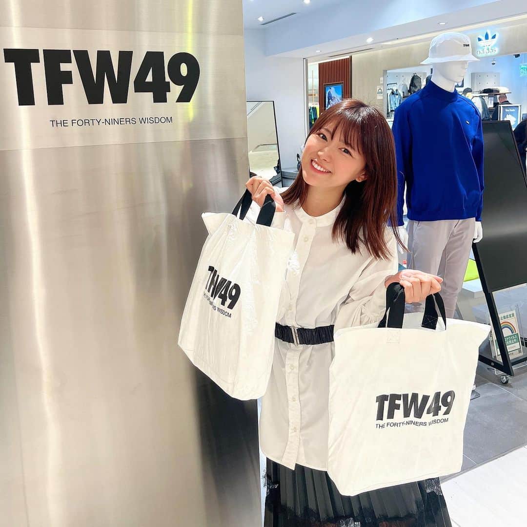 山内鈴蘭のインスタグラム：「@tfw49 でお買い物してきた🥺👜 めーーーっちゃ買っちゃった！笑  ずっと気になってたパンツアイテム！  ストレッチ素材と触り心地の良い生地が気になってて、2カラー購入🥺  ゴルフ人生でロングパンツを一度も履いた事がなかったんだけど… (だから @gorurun_ でもレディースのパンツを作れてなくて、今後作る予定😤)  今年からは日焼けとか、 諸々色んなこと考えてパンツデビューしようと思う😤😤😤  着るの楽しみだなぁ😍😍😍  #ゴルフ #ゴルフウェア #ゴルフブランド #tfw49 #アパレルブランド #ginzasix #ゴルフ女子 #ファッション #ゴルフ好きな人と繋がりたい #ゴルフコーデ #お買い物」