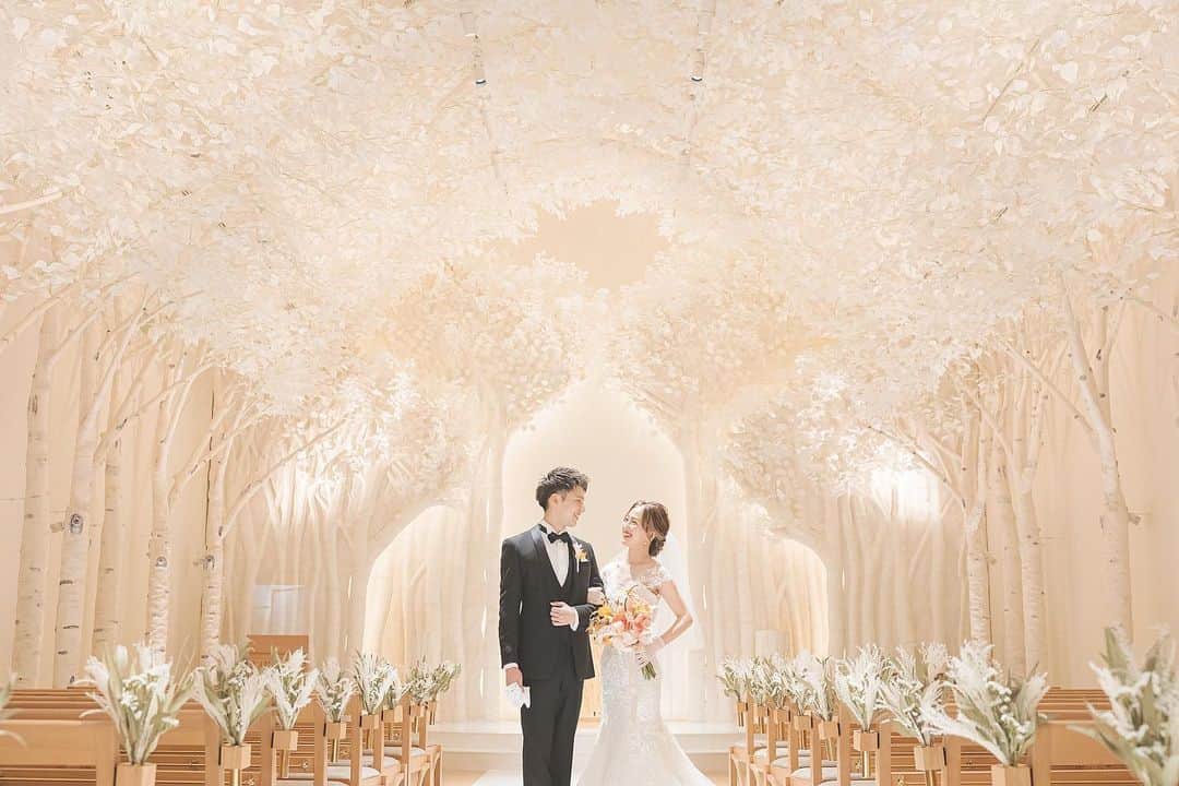 TRIFOGLIA NAGOYA 【トリフォーリア】のインスタグラム：「. Chapel Photo⛪️🕊️🤍 ⁡ トリフォーリアNAGOYAの 白樺チャペルは ドライフラワーのチャペル装花も とっても似合います✨✨  どんなお花もぴったりな 白樺チャペルなので ぜひお好きなお花を 選んでみてください🫧  ⁡ －－－ ⁡ ☺︎ いいね&フォロー&保存もお願いします！ ⁡  #チャペル撮影  #記念撮影  #ドライフラワー  #トリフォーリアnagoya  #トリフォ花嫁  ⁡ #チャペル #結婚式 #名古屋結婚式 #名古屋結婚式場  #プレ花嫁 #おしゃれ花嫁 #名古屋プレ花嫁  #プレ花嫁さんと繋がりたい  #全国のプレ花嫁さんと繋がりたい  #2022婚 #結婚式で繋がろう #令和婚  #オリジナルウェディング #ウェディングレポ #結婚式アイデア」