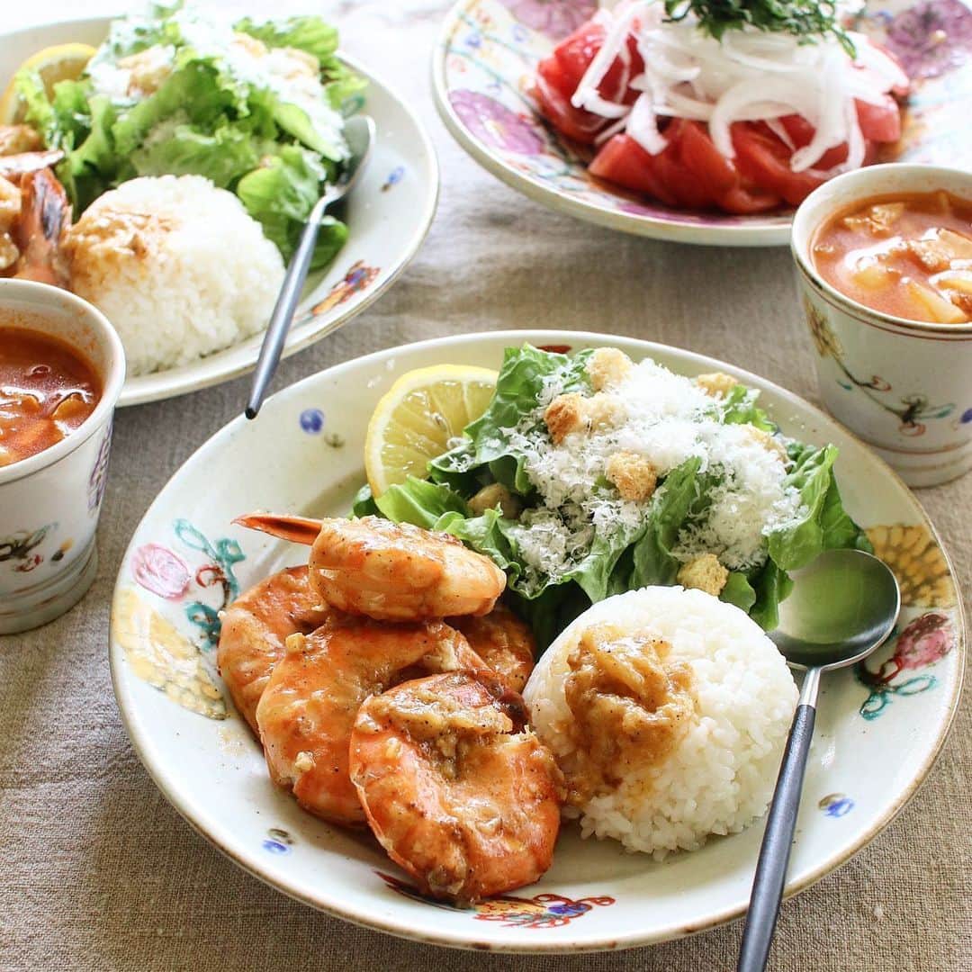 Atsukoのインスタグラム：「今日のブランチ 2023.03.28  ガーリックシュリンプ トマトと新玉ねぎのサラダ 色々野菜のスープ  海老フライにしようか迷ってからのガーリックシュリンプ！ ハワイで何度も食べたけど最近ご無沙汰過ぎて味忘れたよ😂 海老を炒めるソースをご飯にかけて食べるのが美味すぎてやばい👍 あー、ハワイが恋しいなぁ🥲  ファーストトマトに新玉ねぎのせて、今日は更に紫蘇のせてみた。 紫蘇のアクセントが美味しいな♡ また作ろ！  #伊藤聡信#ハワイ#Hawaii」